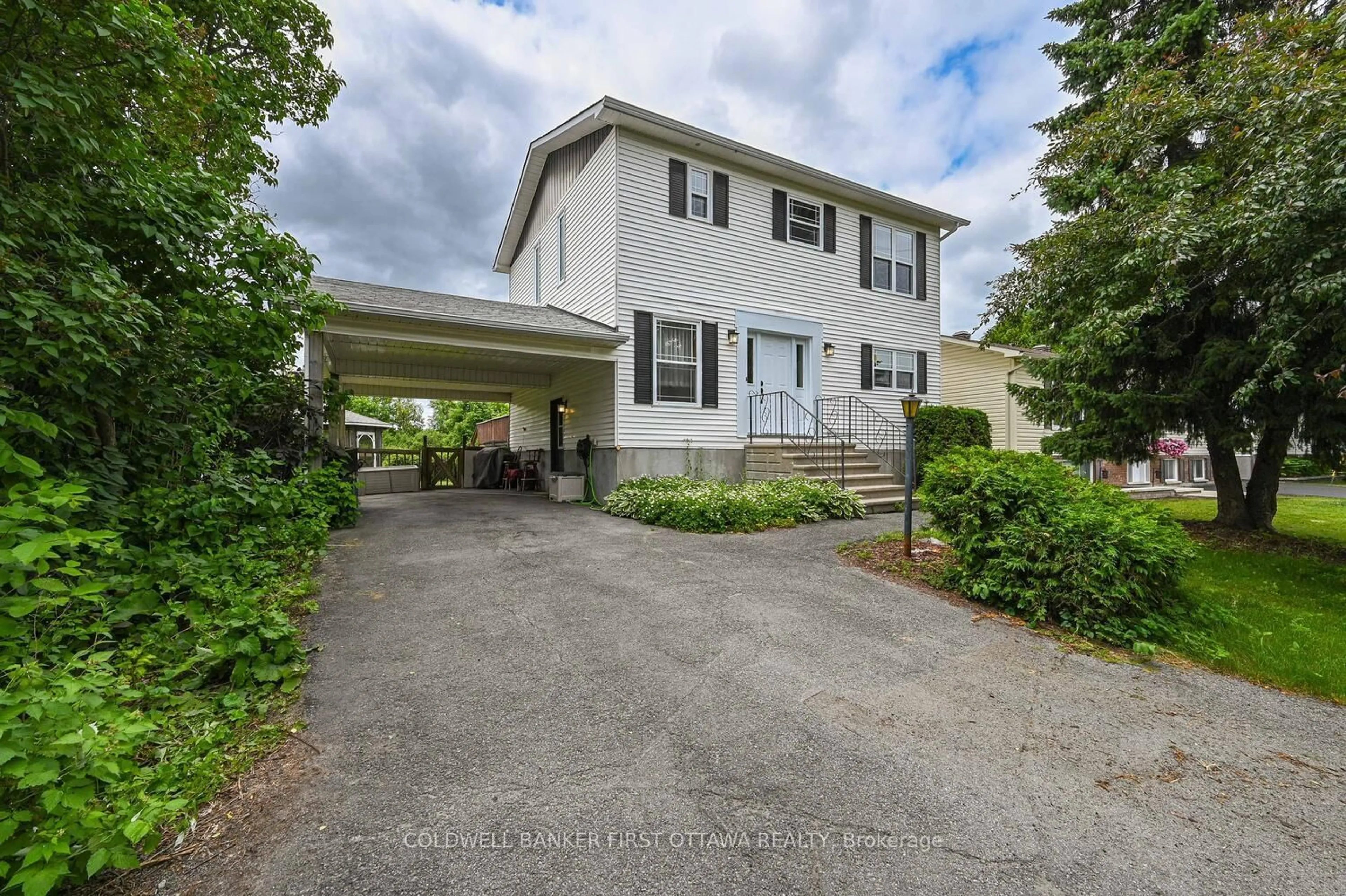 A pic from outside/outdoor area/front of a property/back of a property/a pic from drone, street for 22 Poole Creek Cres, Stittsville Ontario K2S 1G4