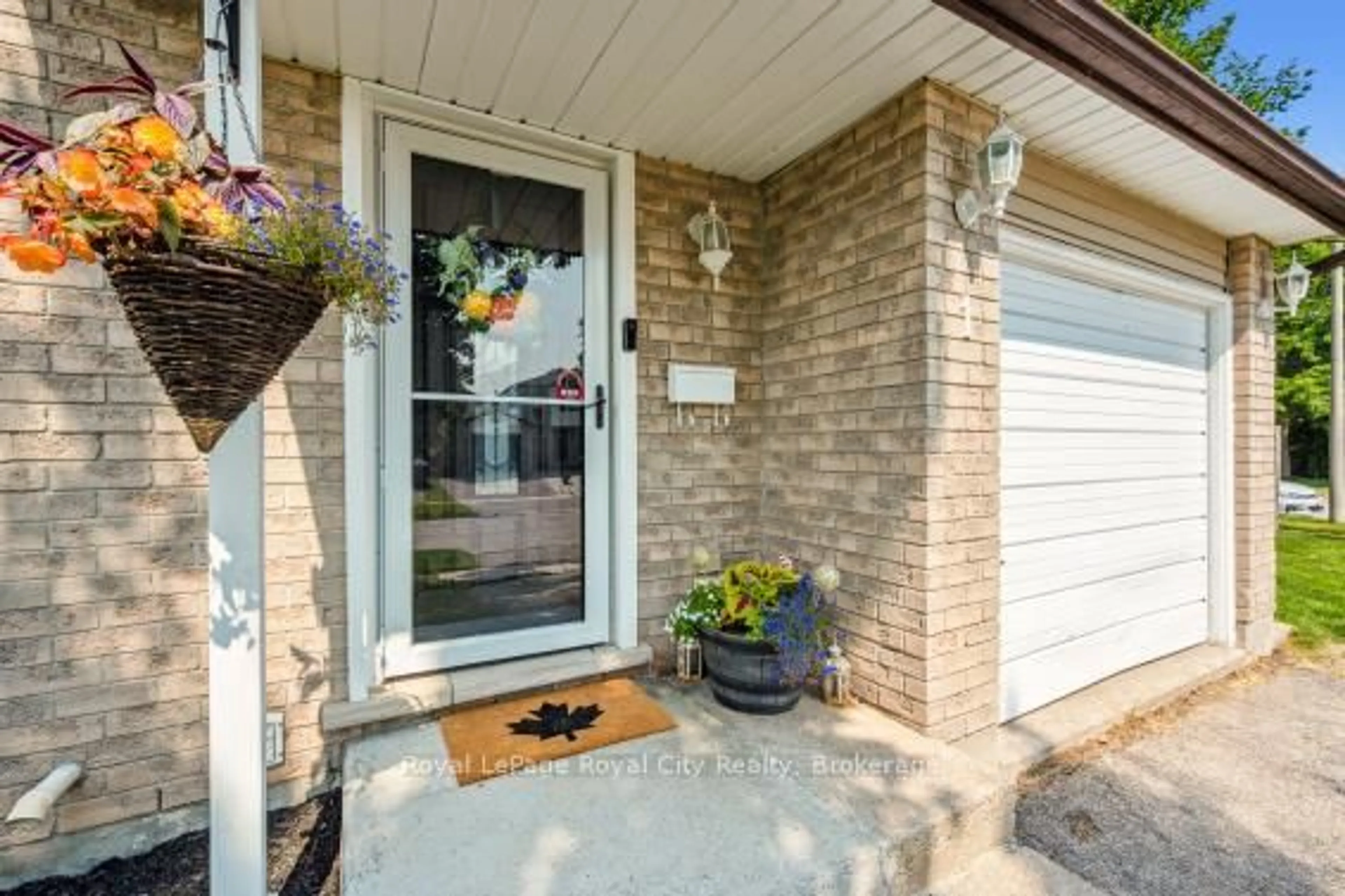 Indoor entryway for 1 Koch Dr, Guelph Ontario N1G 4G3