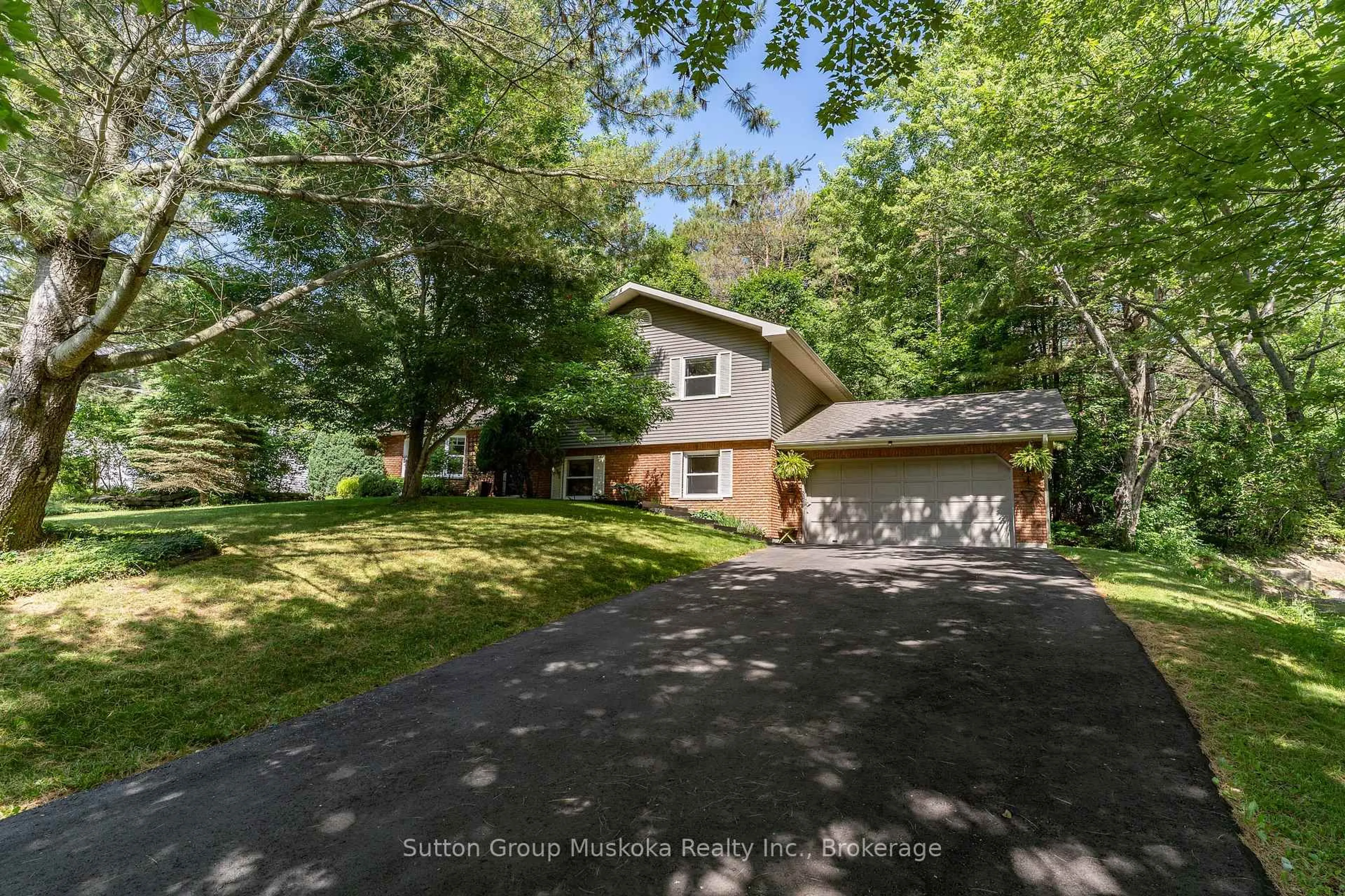 A pic from outside/outdoor area/front of a property/back of a property/a pic from drone, street for 12 Silver Oaks Cres, Huntsville Ontario P1H 1M1