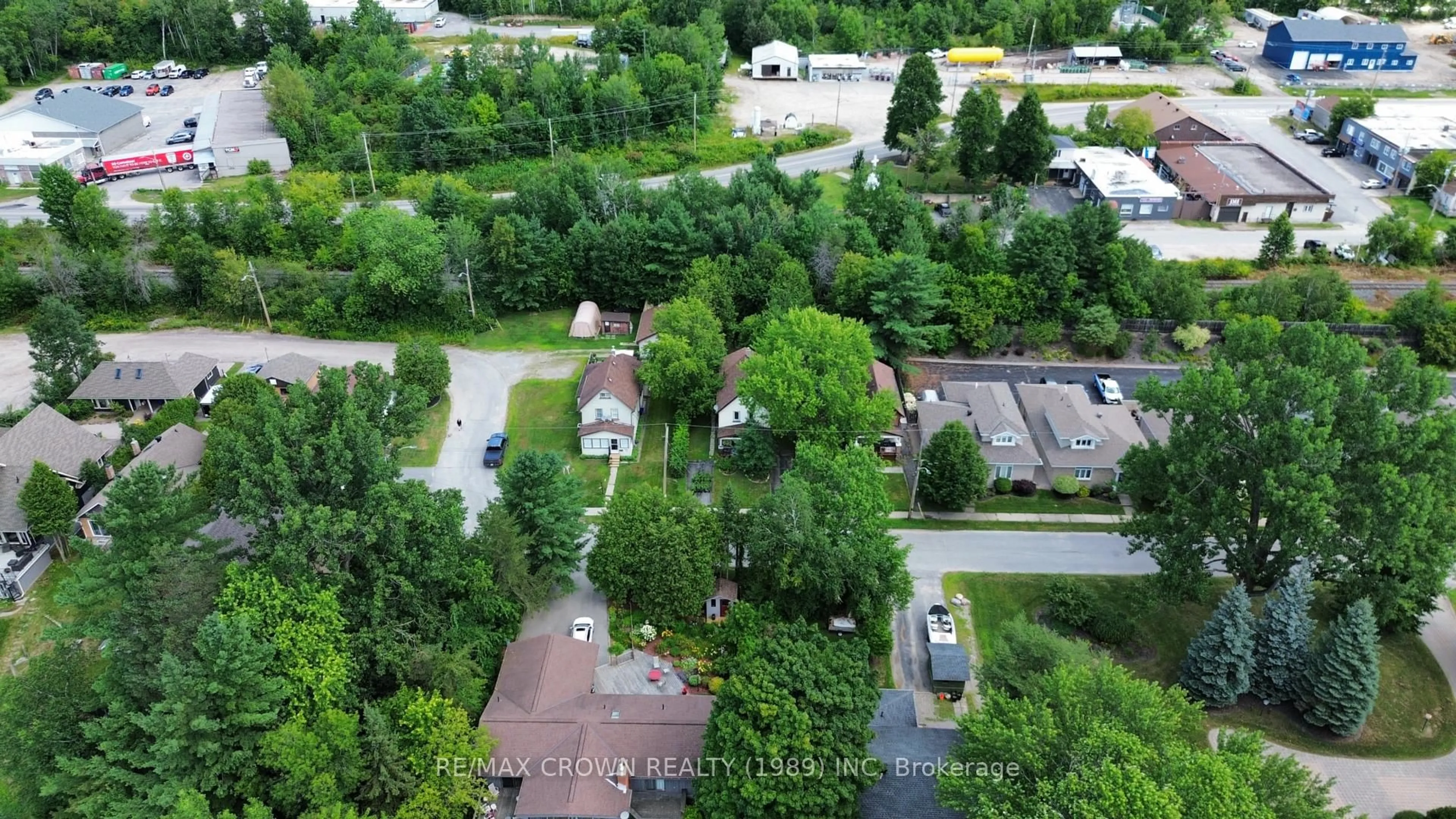 A pic from outside/outdoor area/front of a property/back of a property/a pic from drone, unknown for 1370 Gorman St, North Bay Ontario P1B 2Y4