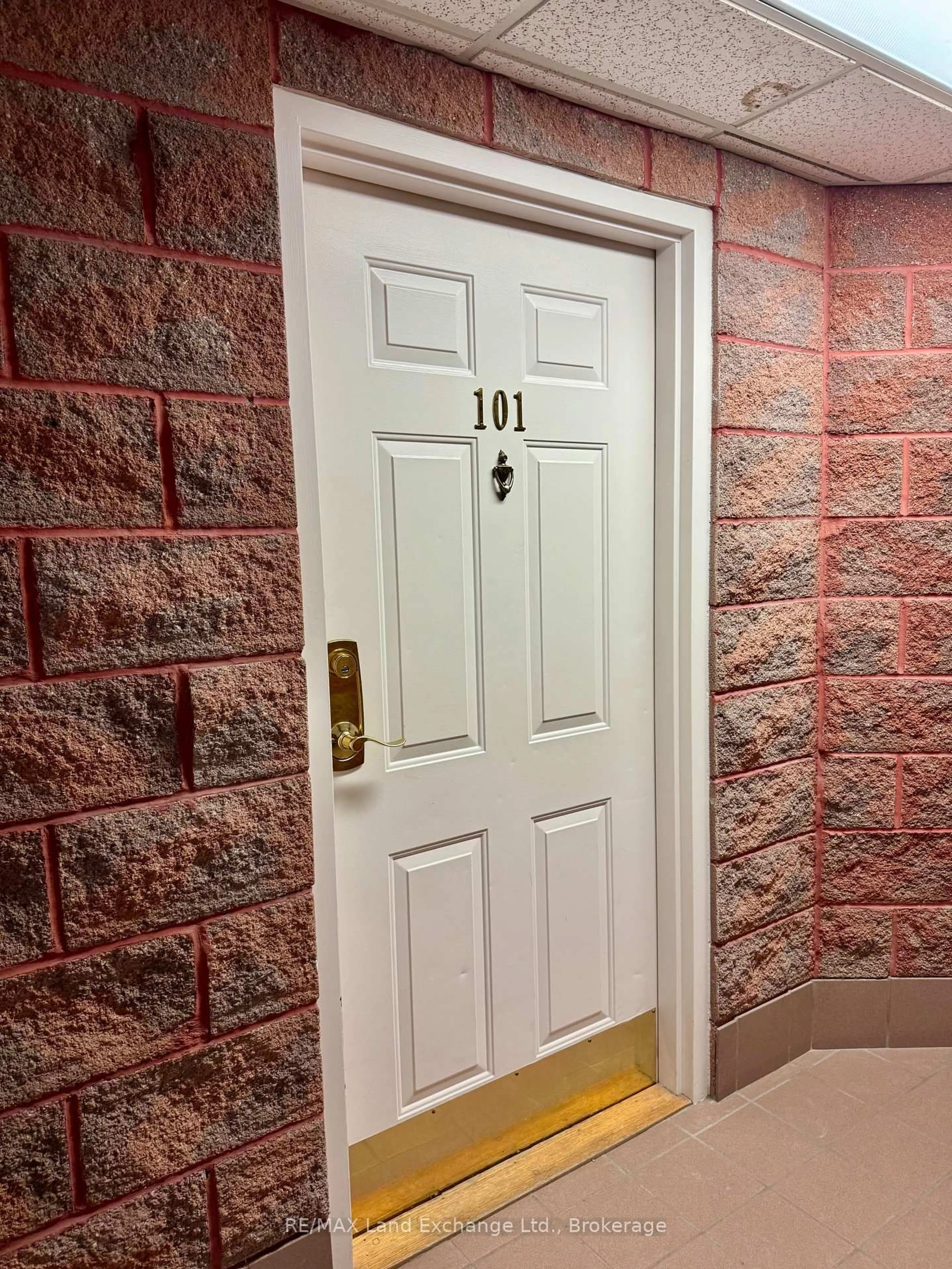Indoor entryway for 101-536 11th Ave #101, Hanover Ontario N4N 2S4