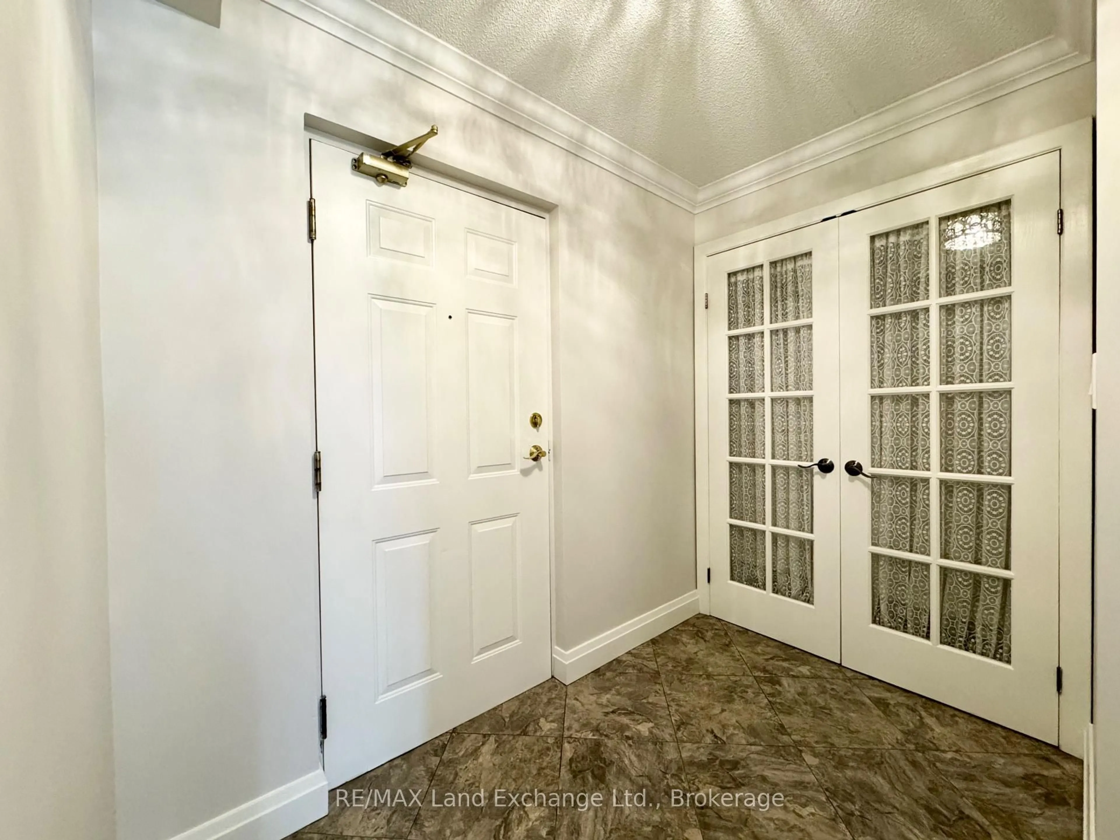 Indoor entryway for 101-536 11th Ave #101, Hanover Ontario N4N 2S4
