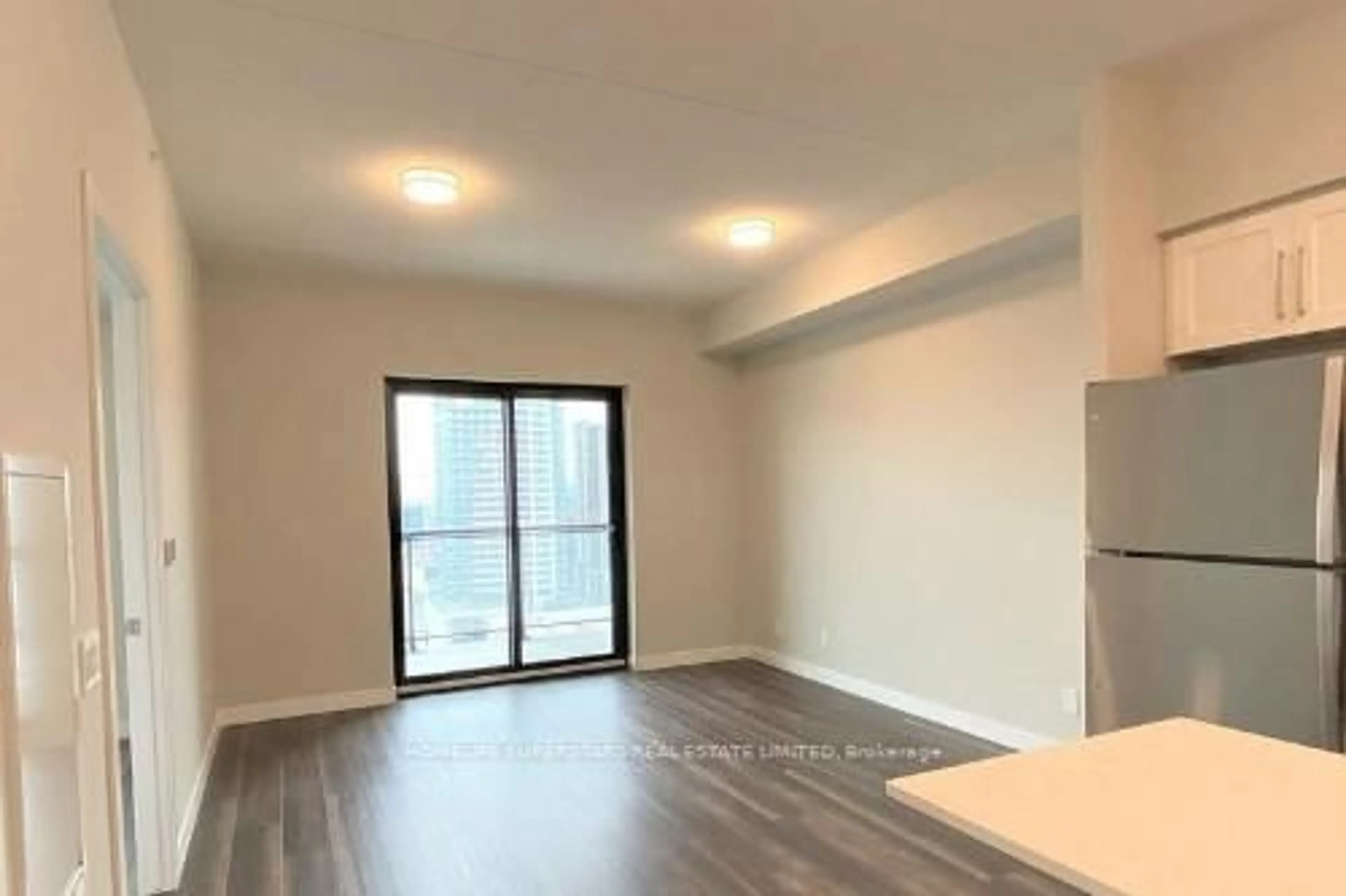 A pic of a room for 15 Queen St #512, Hamilton Ontario L8P 0C6