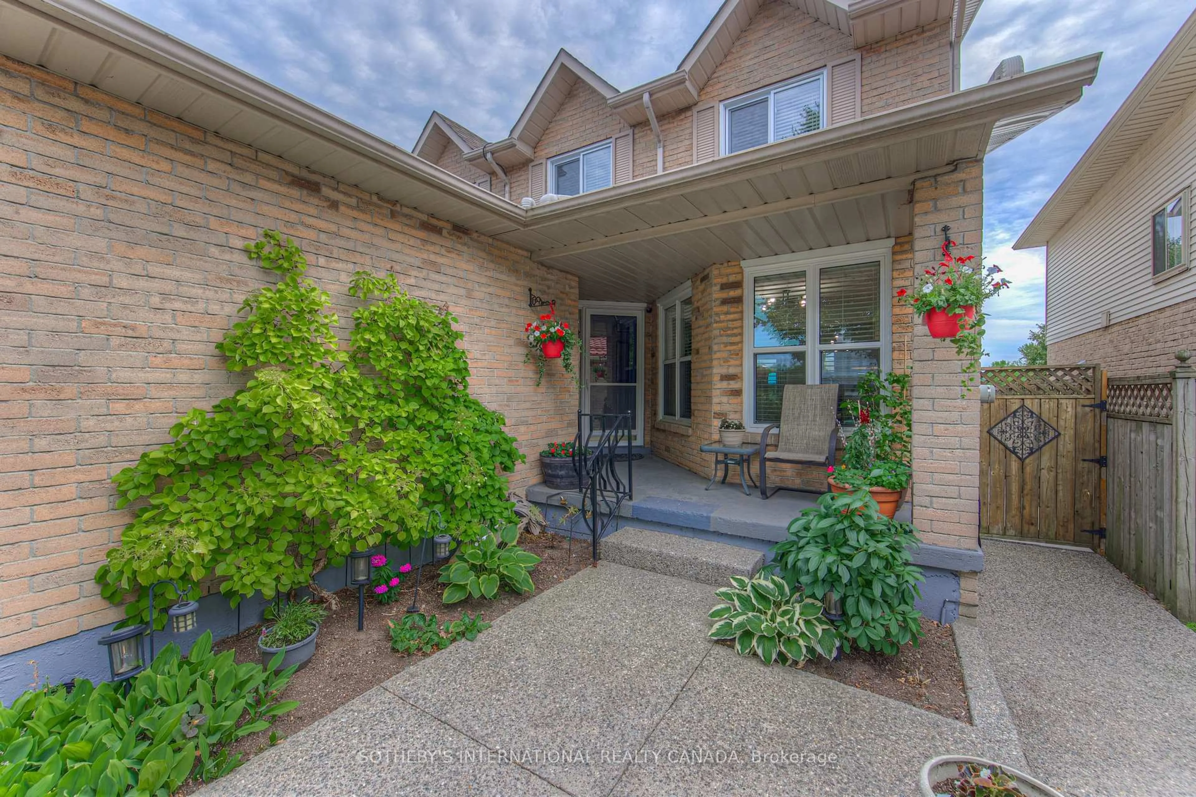Unknown for 157 Twin Cres, Hamilton Ontario L8W 3A7