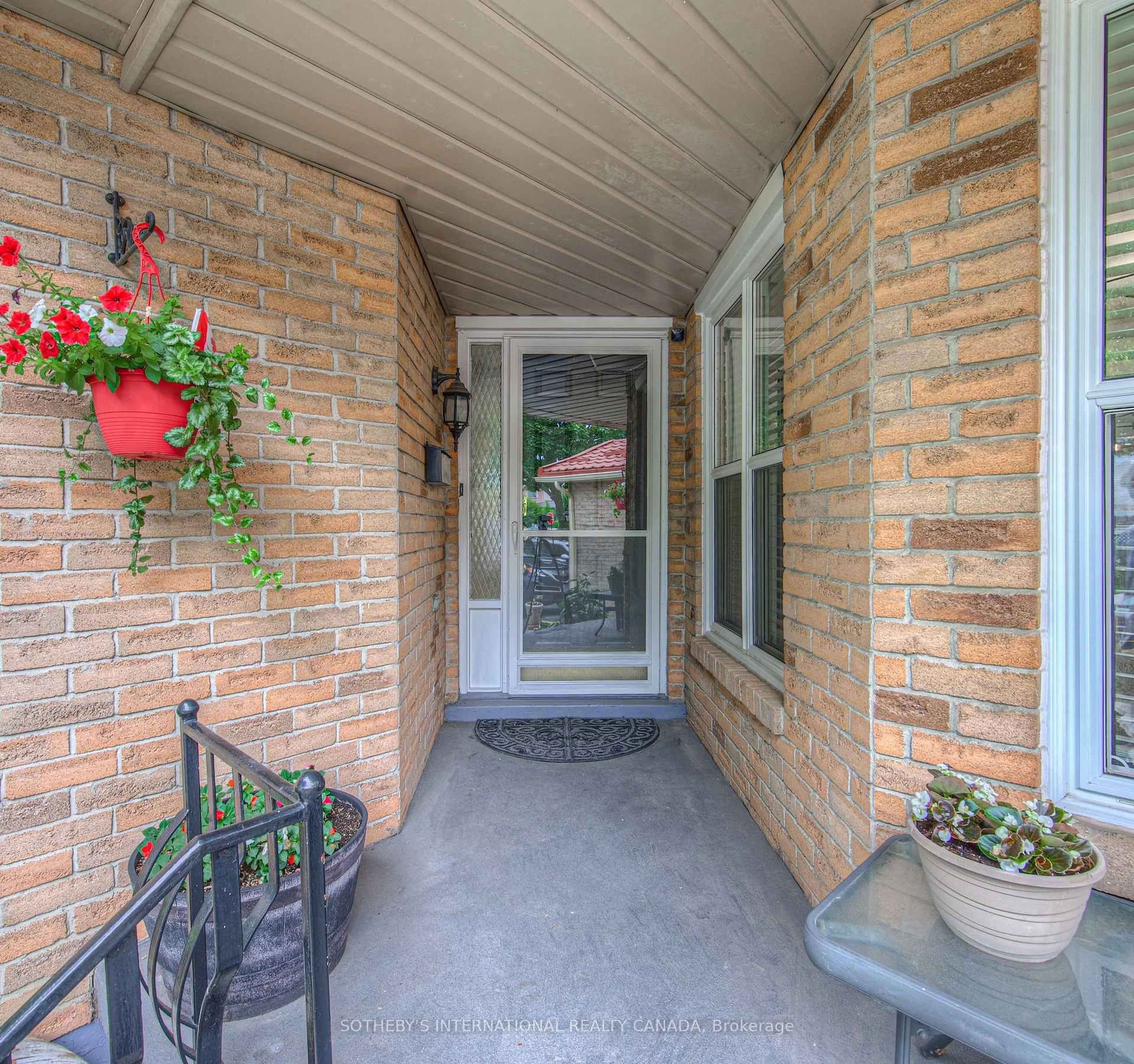 Indoor entryway for 157 Twin Cres, Hamilton Ontario L8W 3A7