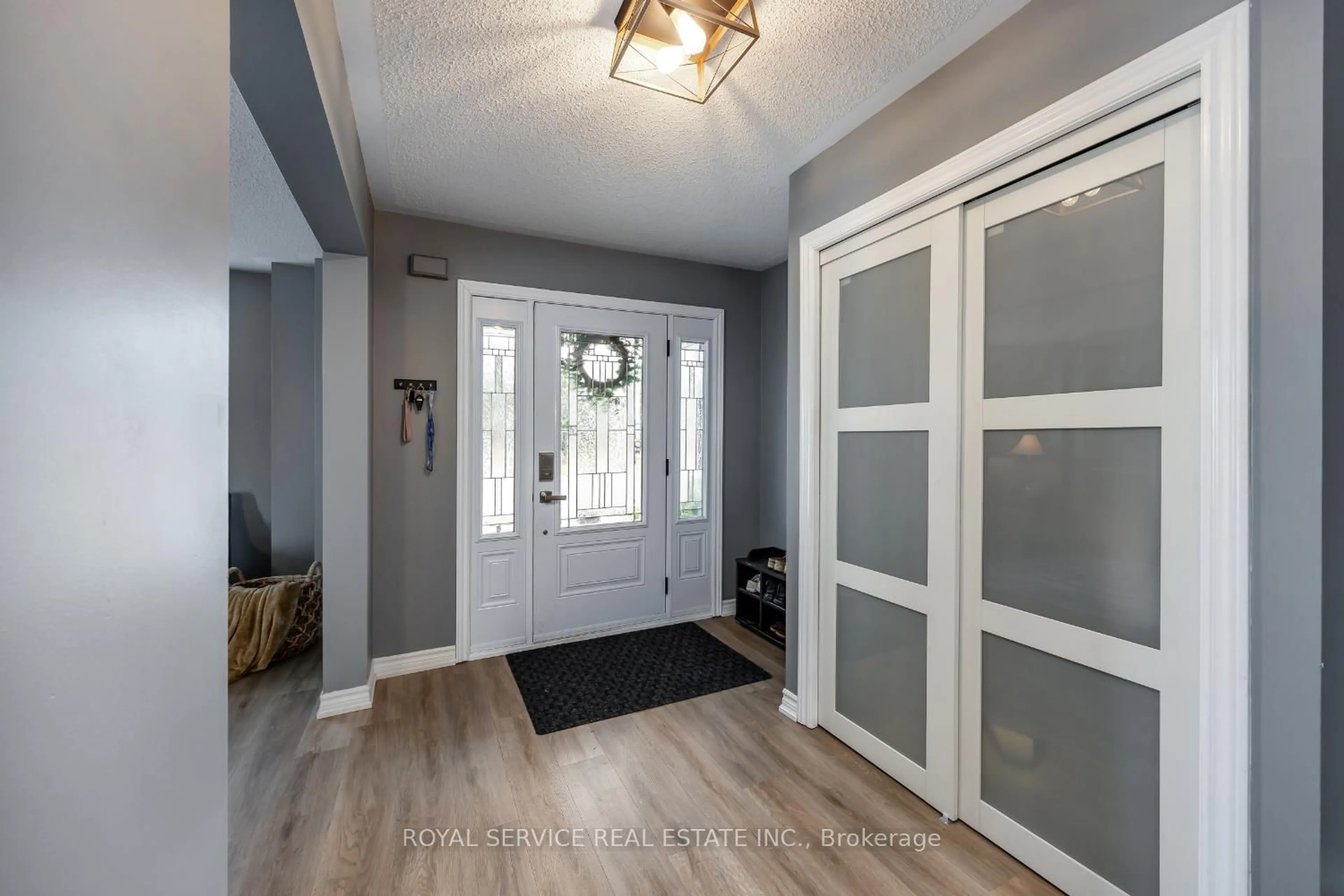 Indoor entryway for 1723 Ravenwood Dr, Peterborough West Ontario K9K 2P6