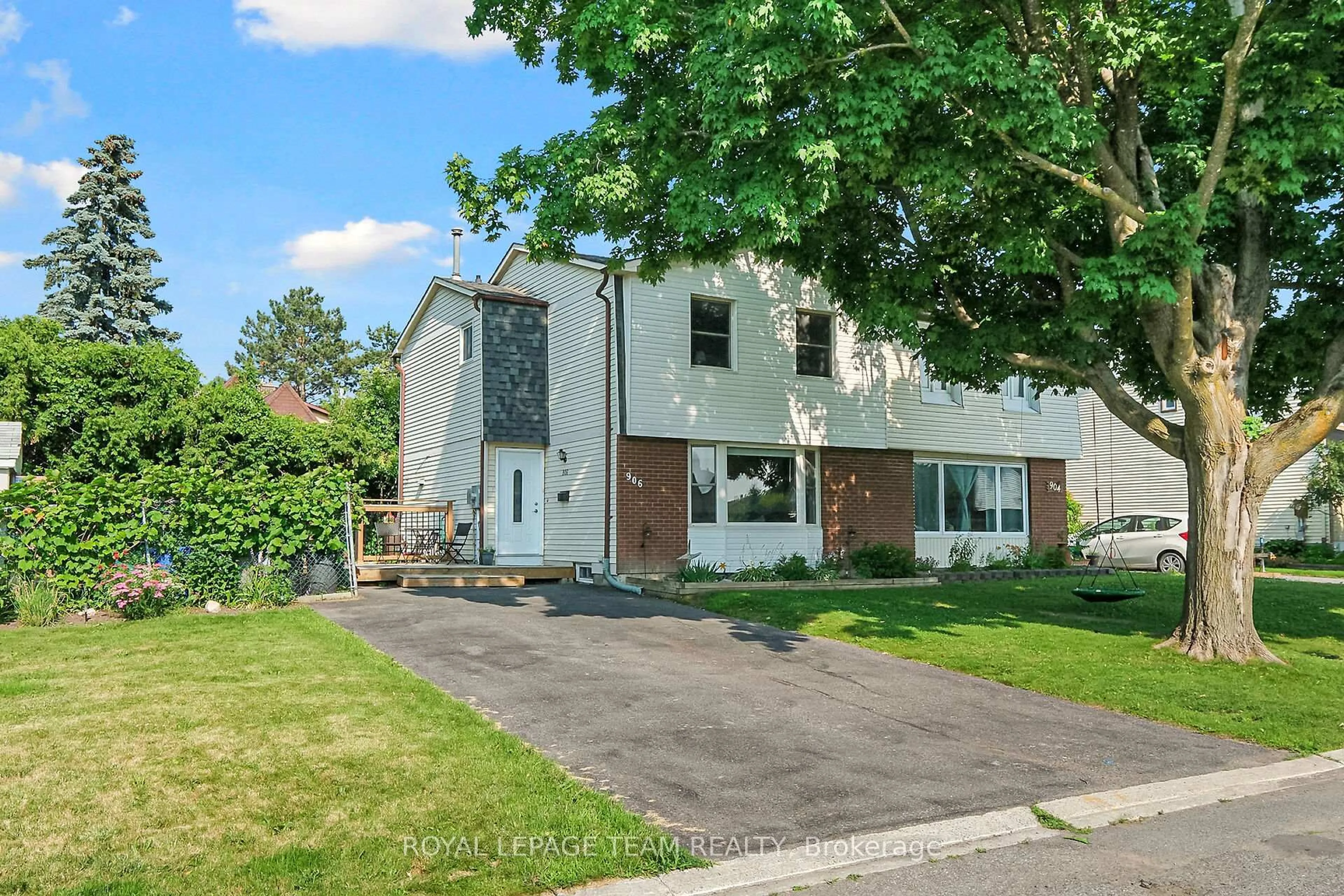 A pic from outside/outdoor area/front of a property/back of a property/a pic from drone, street for 906 Borland Dr, Ottawa Ontario K1E 1X5