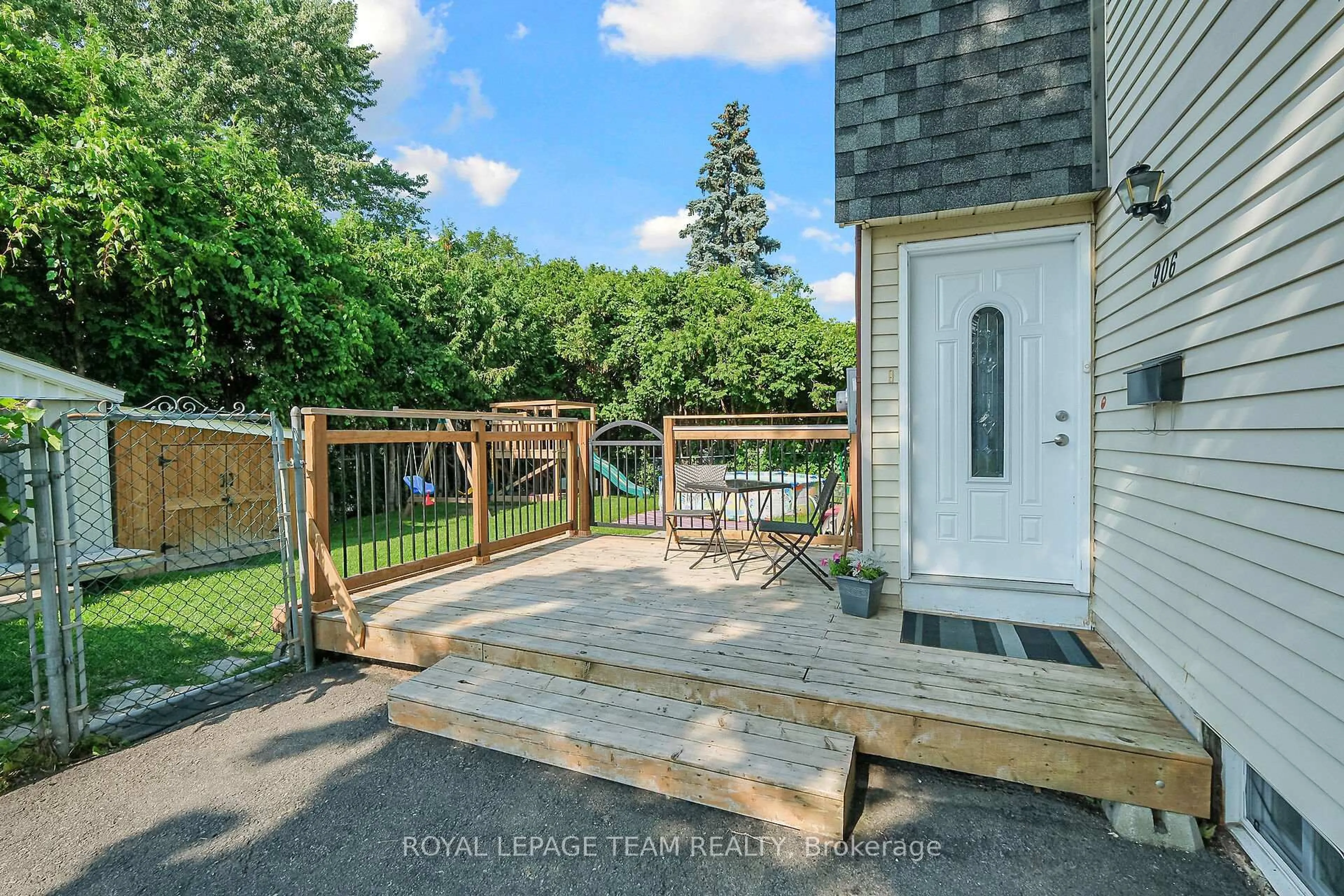 Patio, street for 906 Borland Dr, Ottawa Ontario K1E 1X5