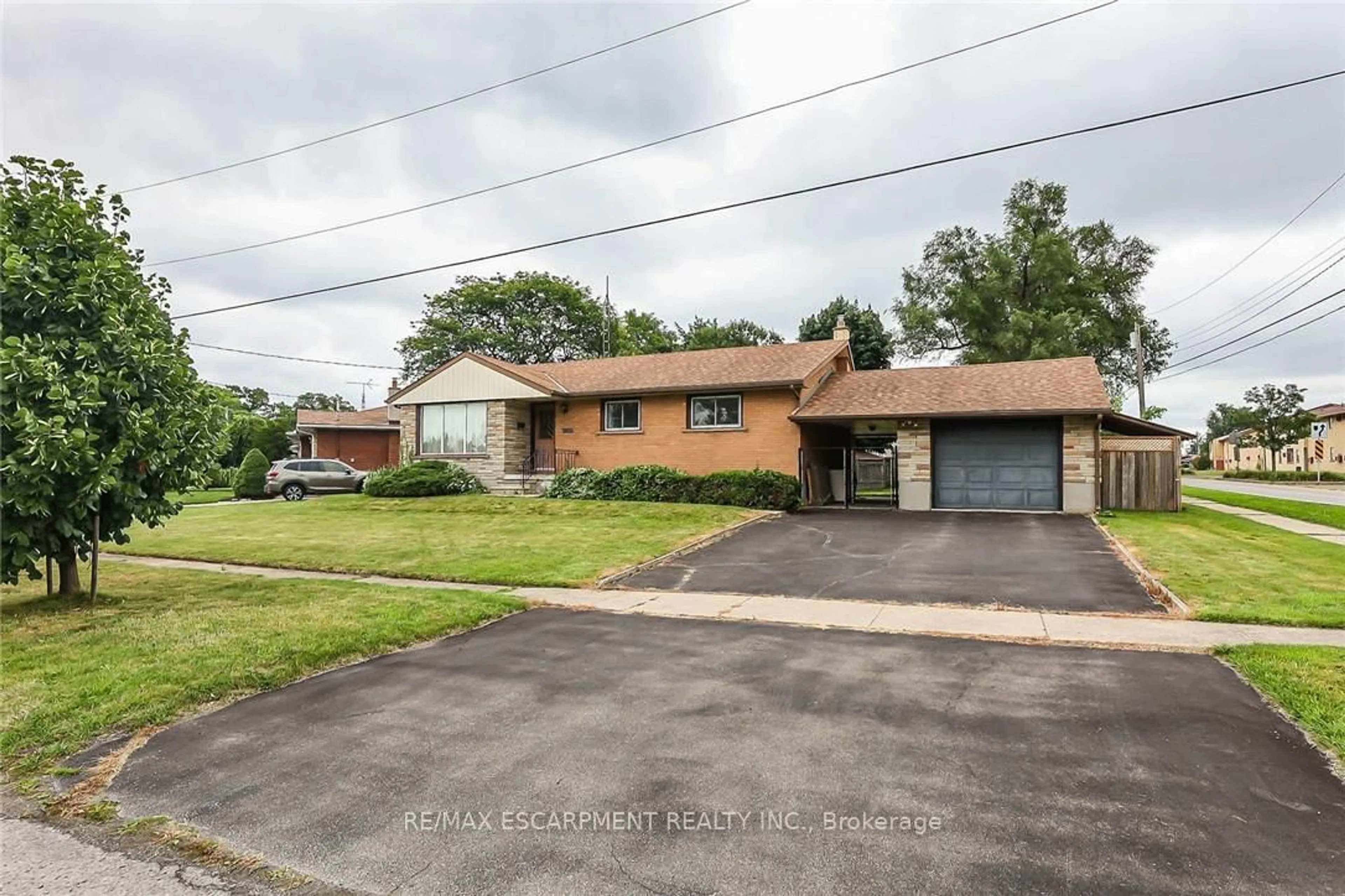 A pic from outside/outdoor area/front of a property/back of a property/a pic from drone, street for 5750 Hodgson Ave, Niagara Falls Ontario L2H 1H5