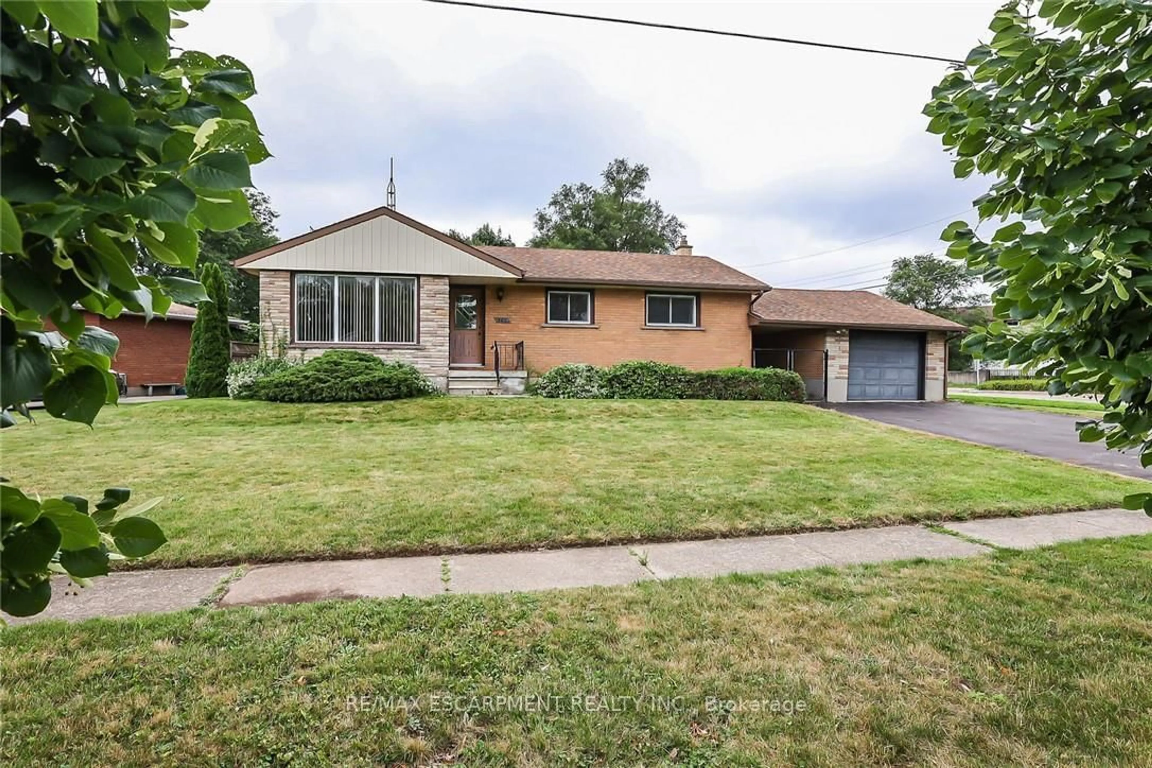 Home with brick exterior material, street for 5750 Hodgson Ave, Niagara Falls Ontario L2H 1H5