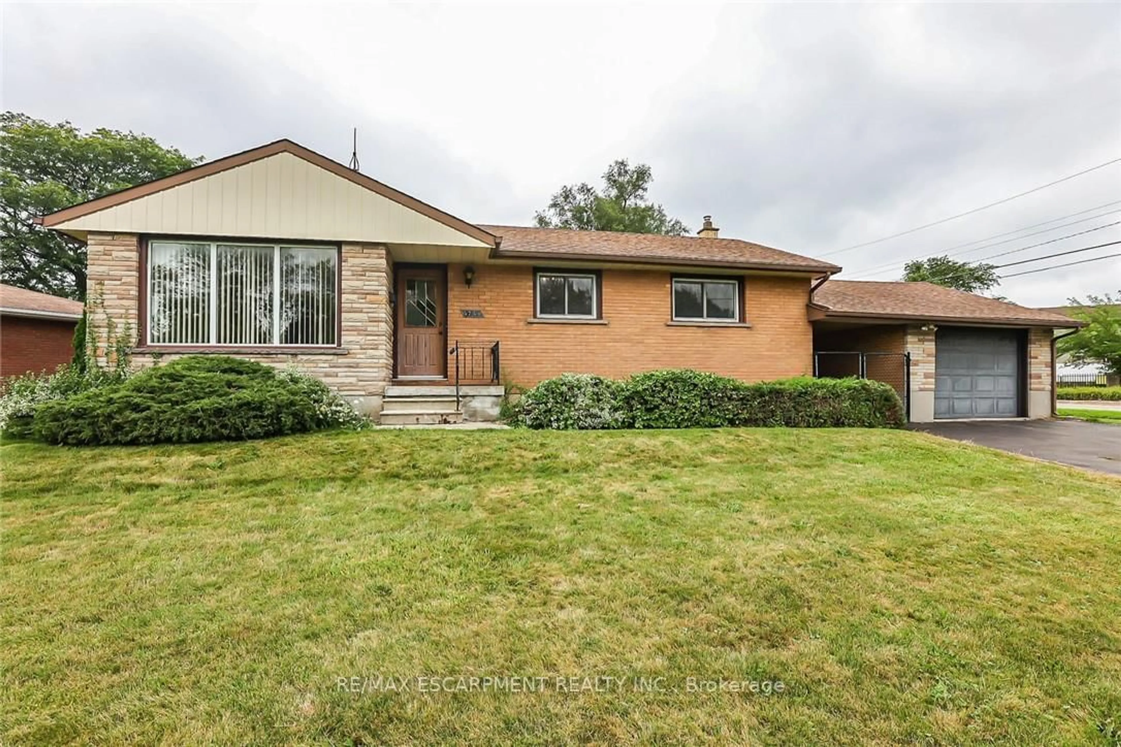Home with brick exterior material, street for 5750 Hodgson Ave, Niagara Falls Ontario L2H 1H5