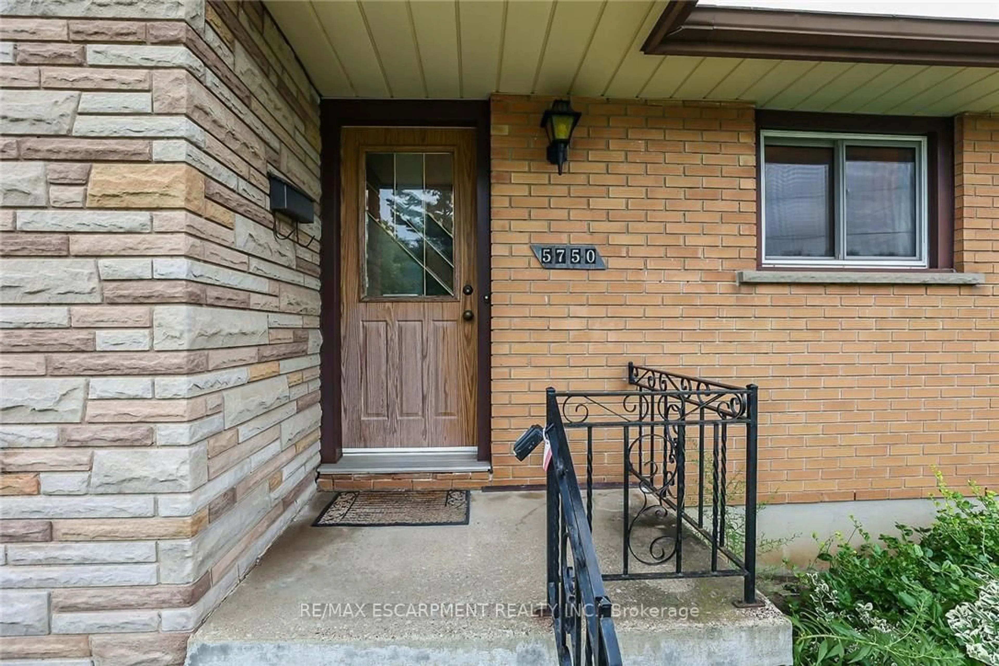 Indoor entryway for 5750 Hodgson Ave, Niagara Falls Ontario L2H 1H5