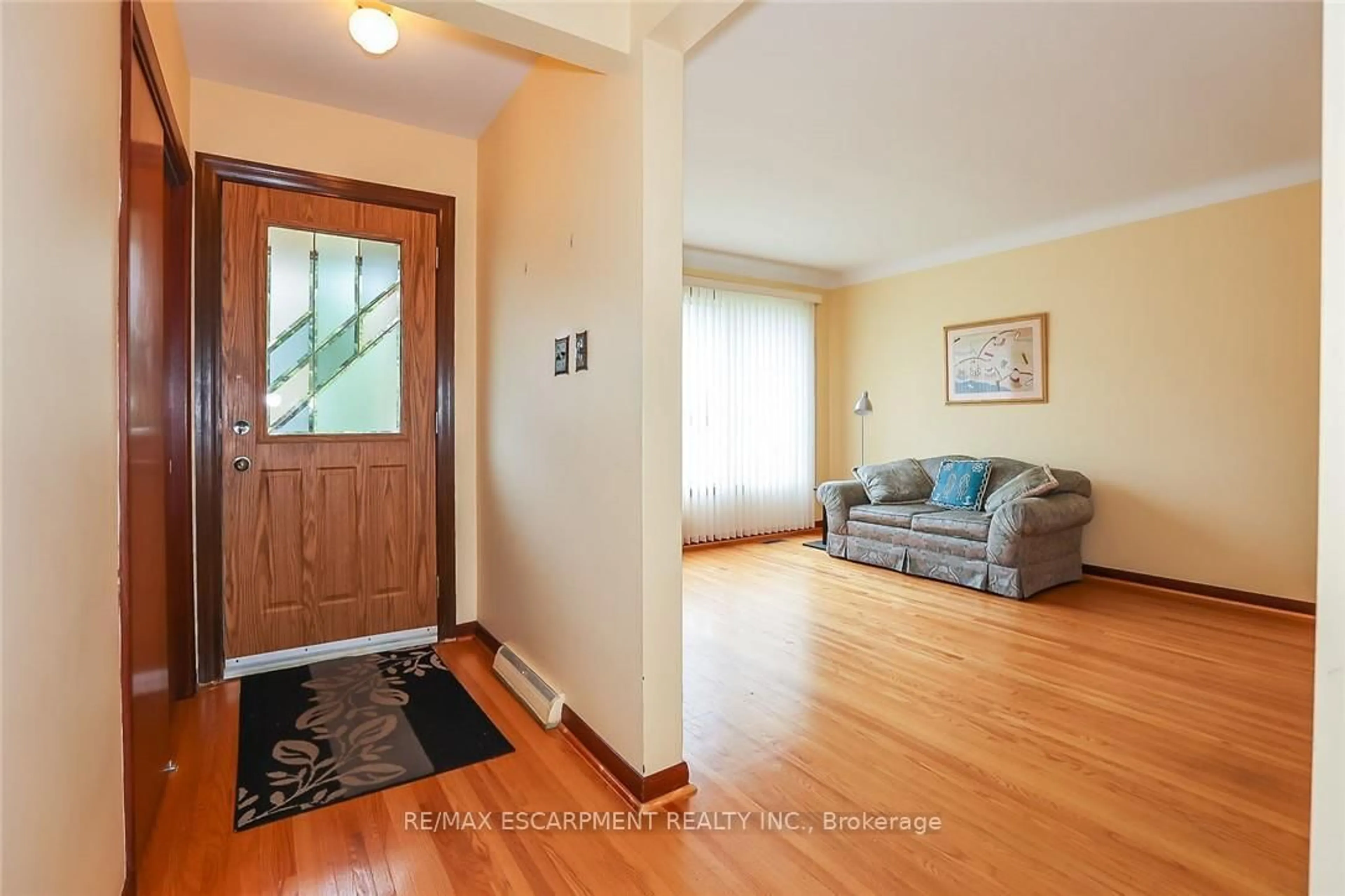 Indoor entryway for 5750 Hodgson Ave, Niagara Falls Ontario L2H 1H5