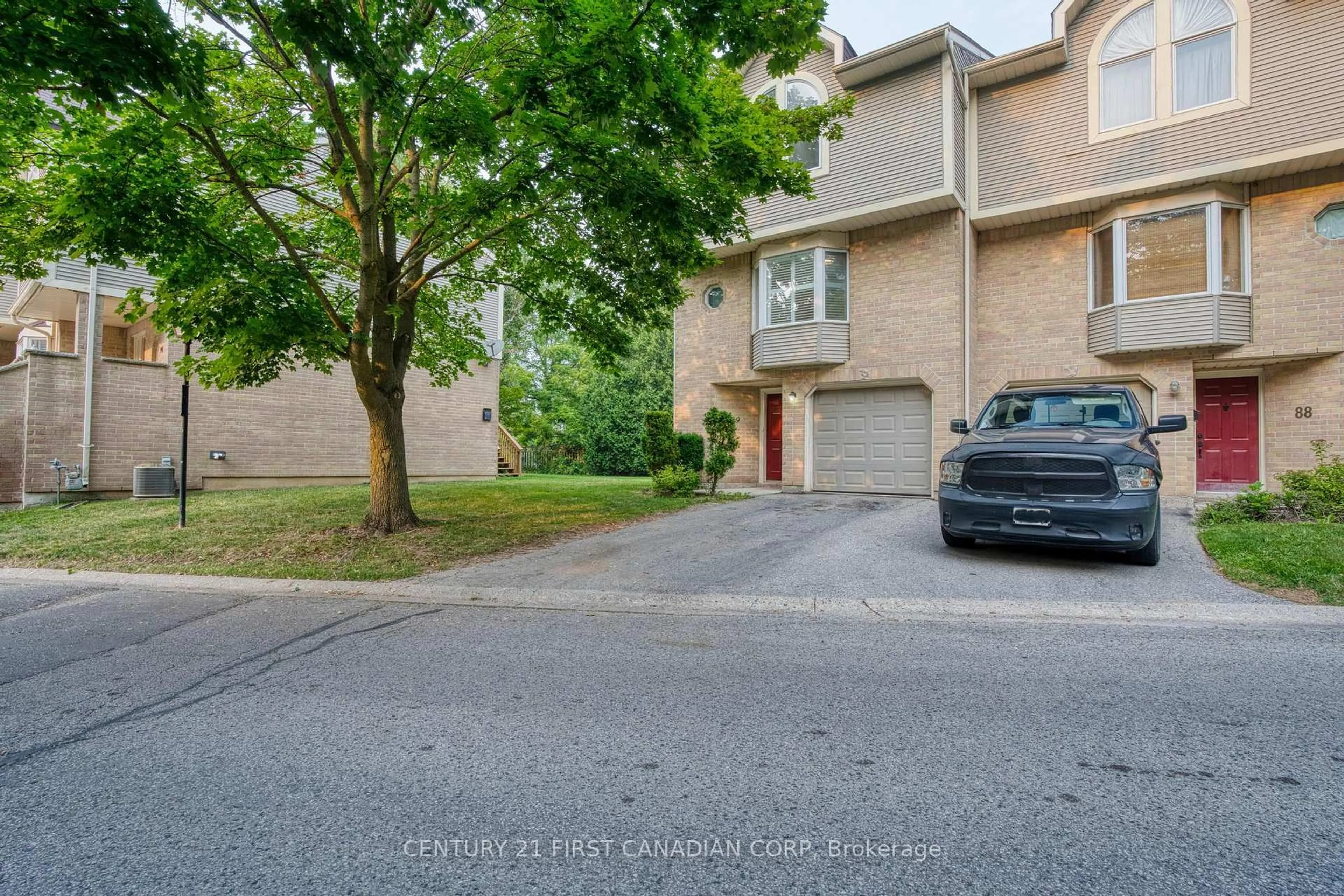 A pic from outside/outdoor area/front of a property/back of a property/a pic from drone, street for 9 AILSA Pl #89, London South Ontario N5Z 4Z6