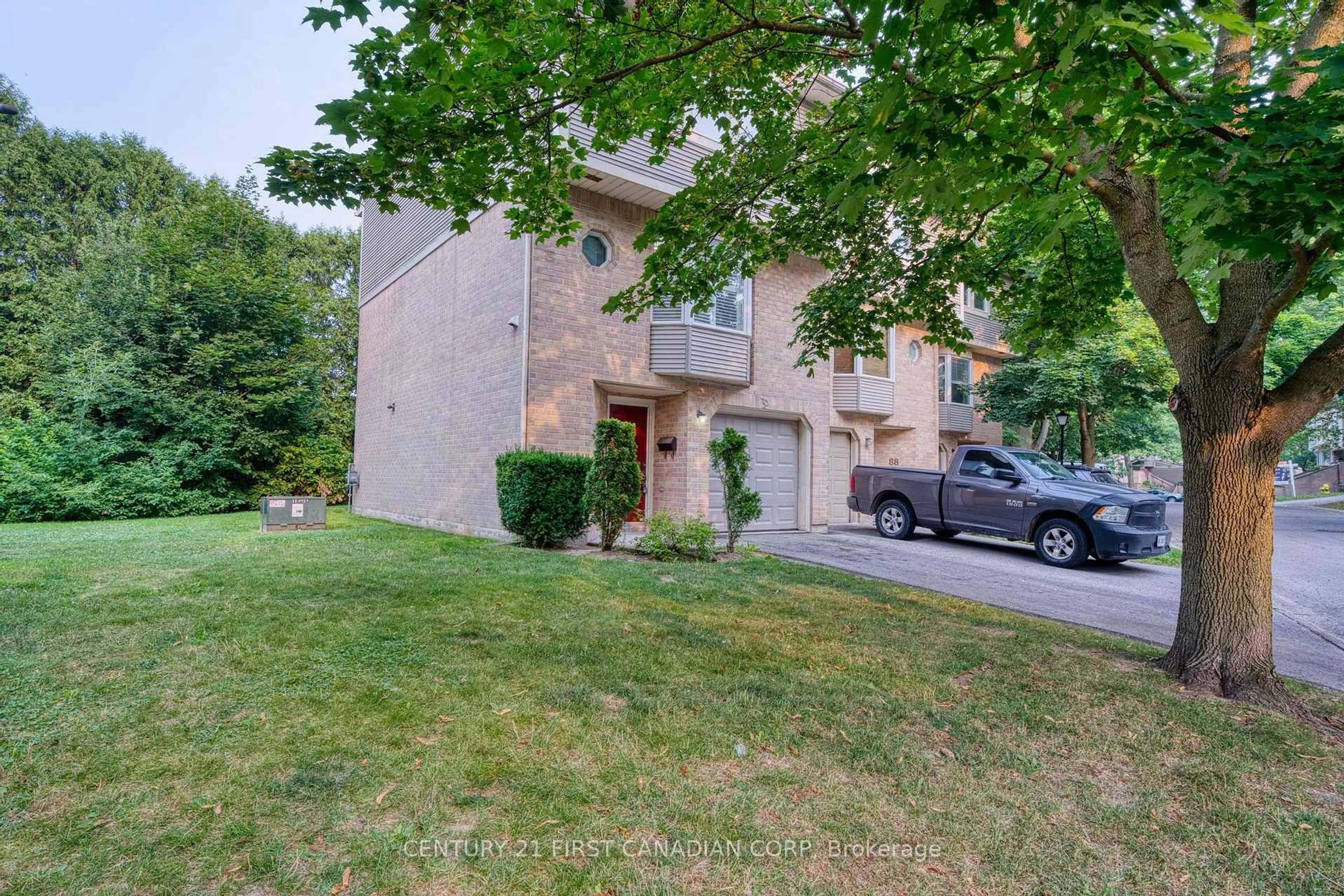 A pic from outside/outdoor area/front of a property/back of a property/a pic from drone, street for 9 AILSA Pl #89, London South Ontario N5Z 4Z6