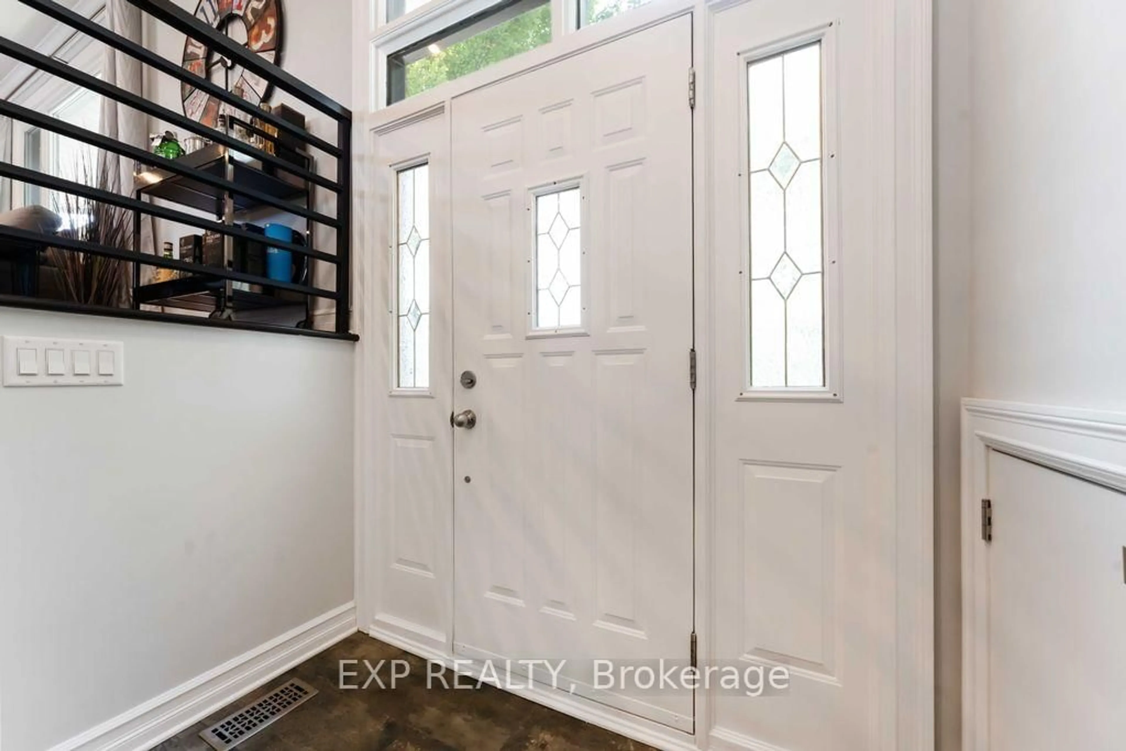 Indoor entryway for 669 Farmington Ave, Ottawa Ontario K1V 7H4
