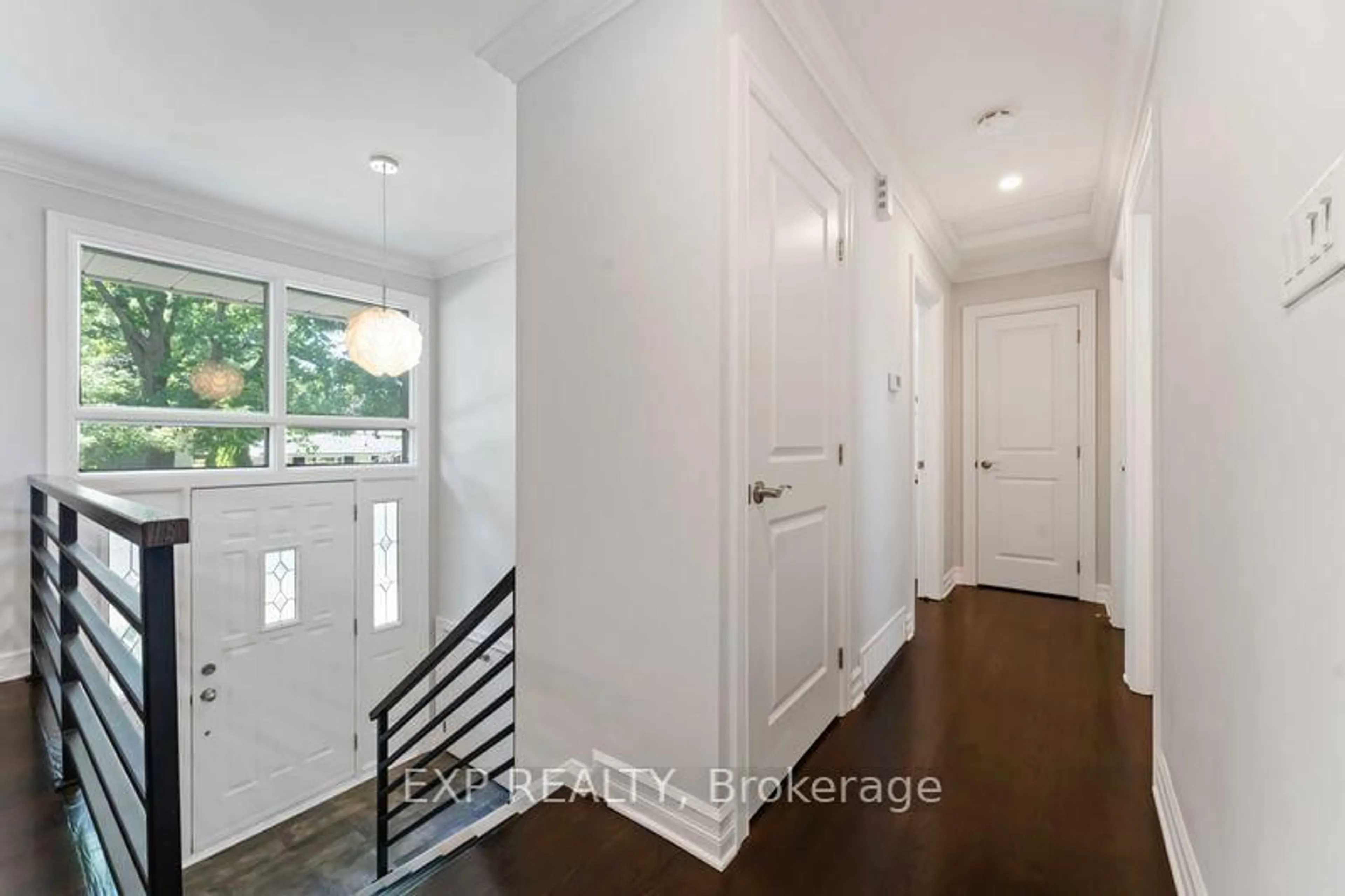 Indoor entryway for 669 Farmington Ave, Ottawa Ontario K1V 7H4