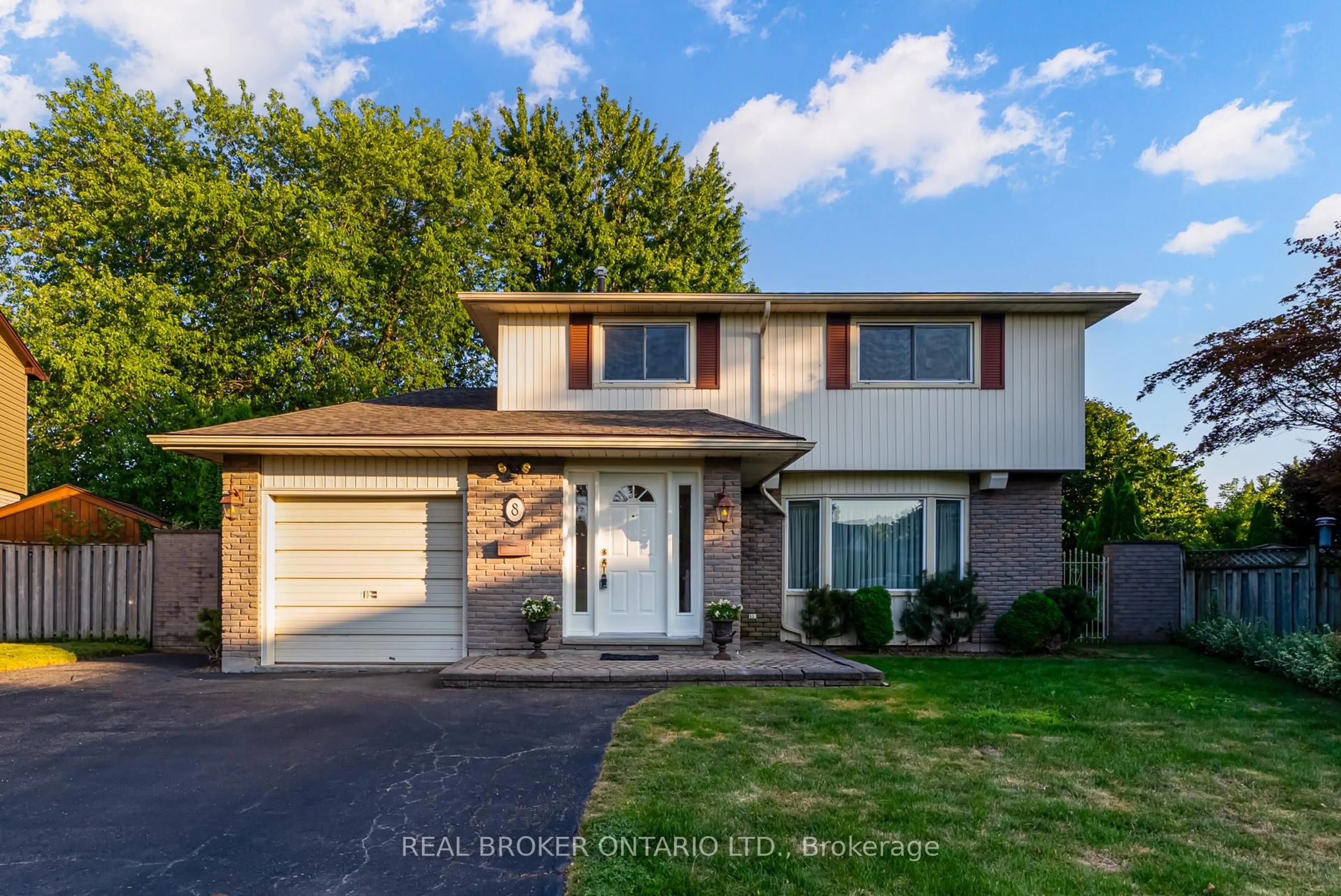 Home with vinyl exterior material, street for 8 Mariners Crt, St. Catharines Ontario L2N 4E3