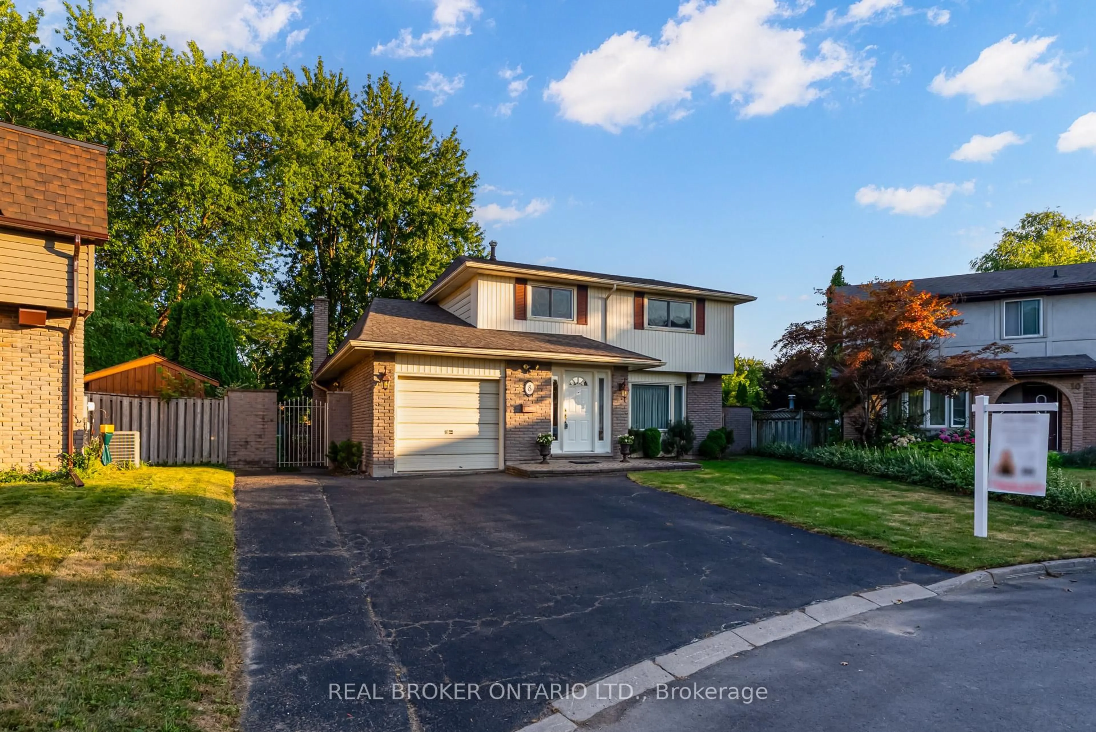 Unknown for 8 Mariners Crt, St. Catharines Ontario L2N 4E3