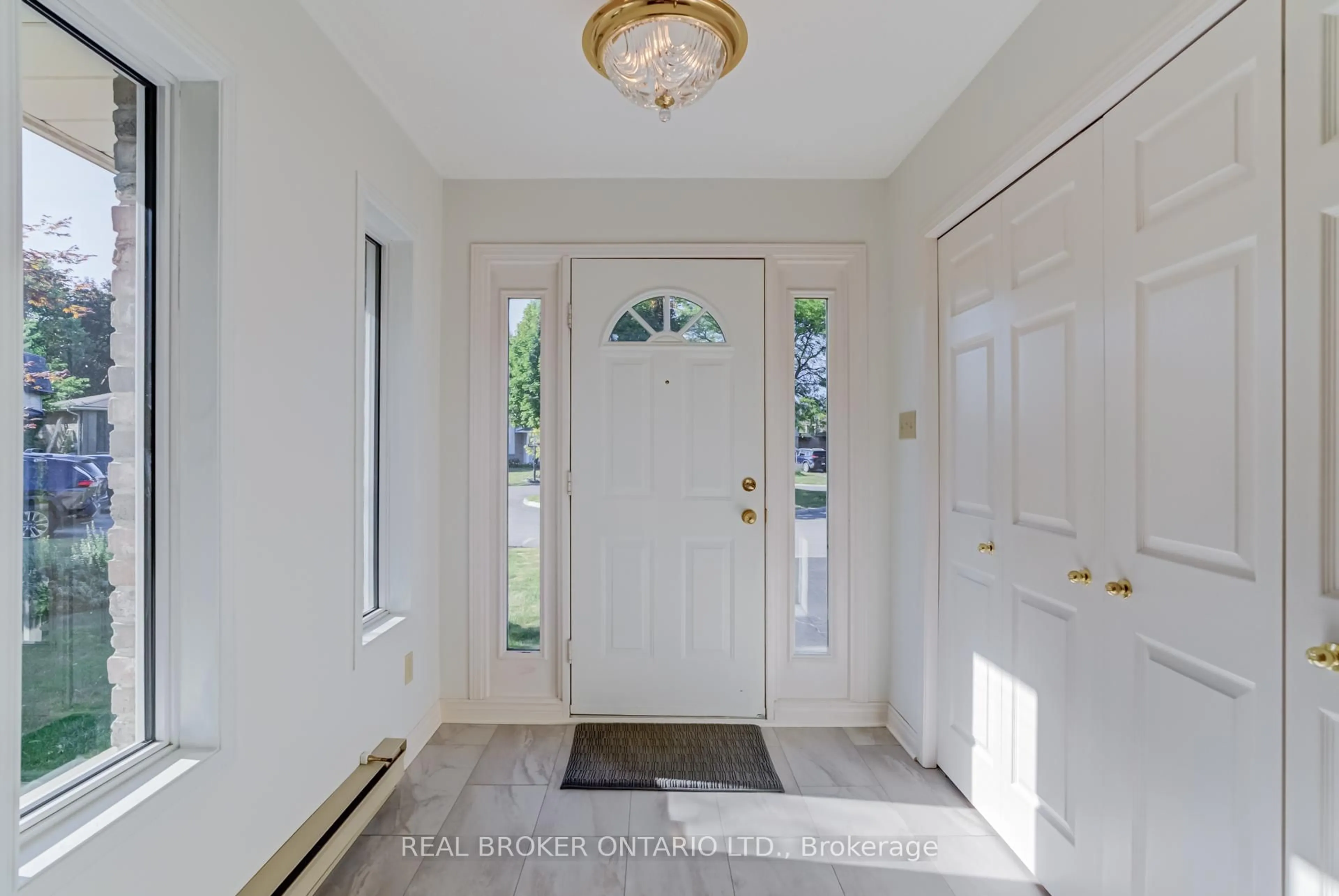 Indoor entryway for 8 Mariners Crt, St. Catharines Ontario L2N 4E3