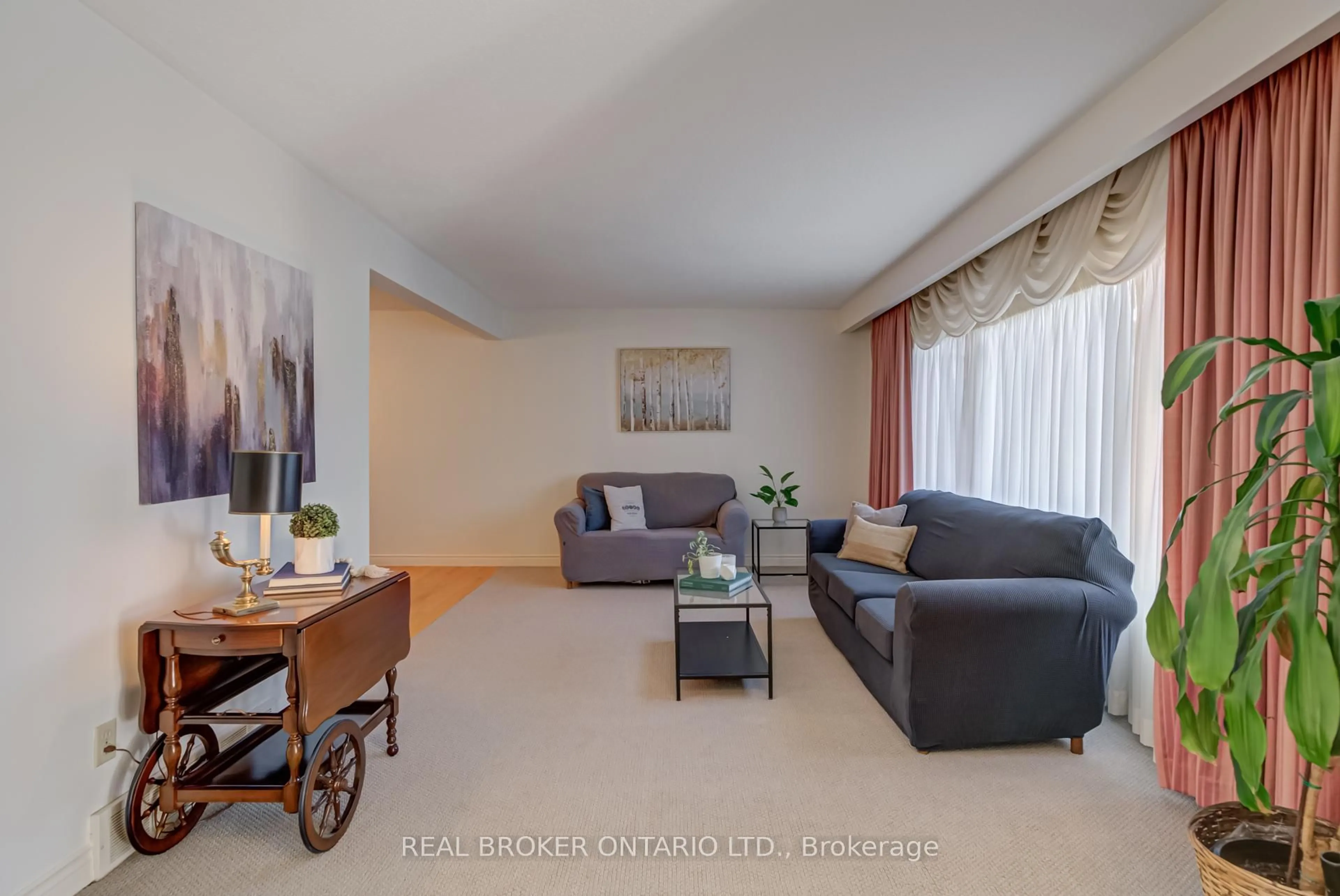 Living room with furniture, unknown for 8 Mariners Crt, St. Catharines Ontario L2N 4E3