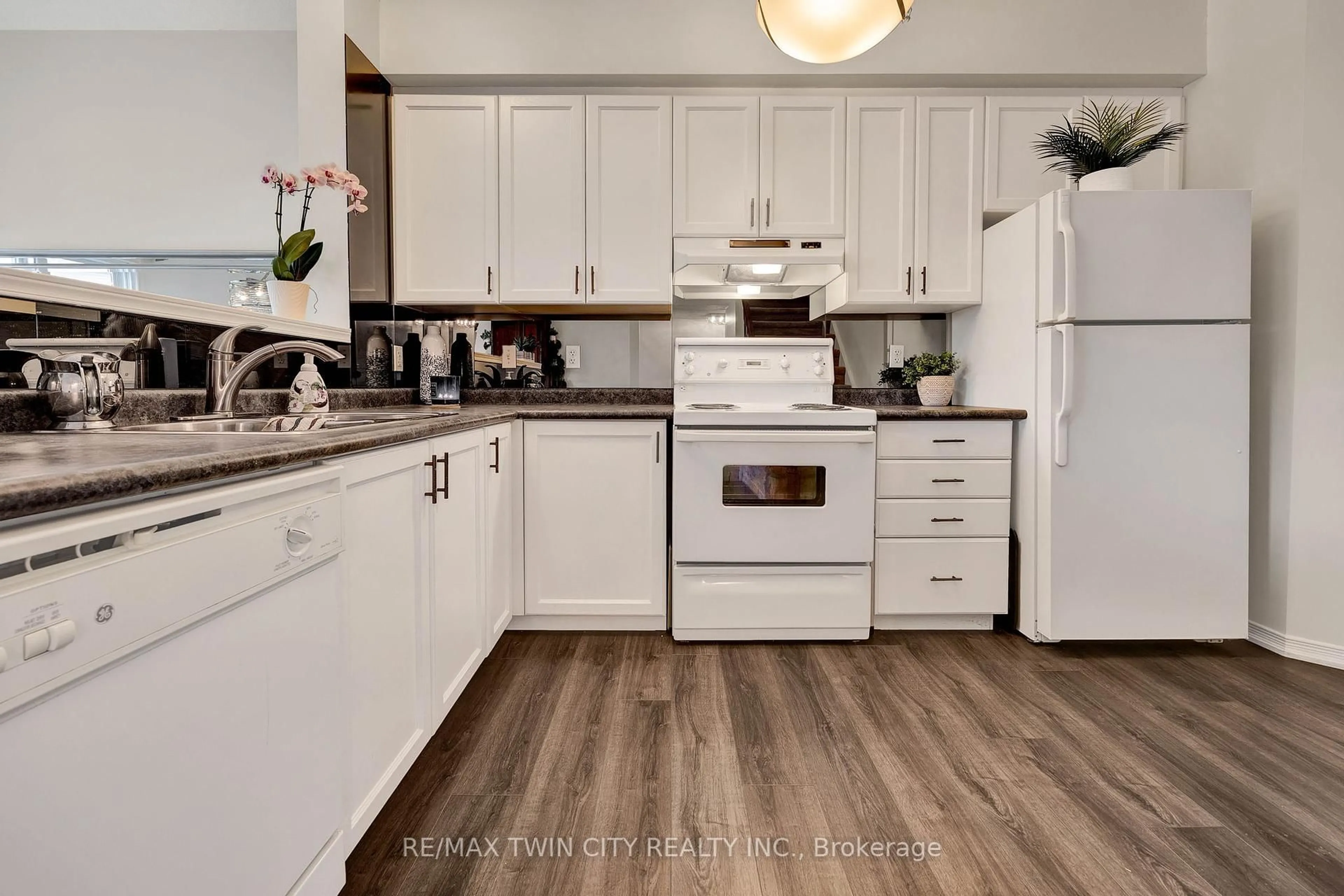 Open concept kitchen, unknown for 10 Ivy Lane Crt, Kitchener Ontario N2N 3P8