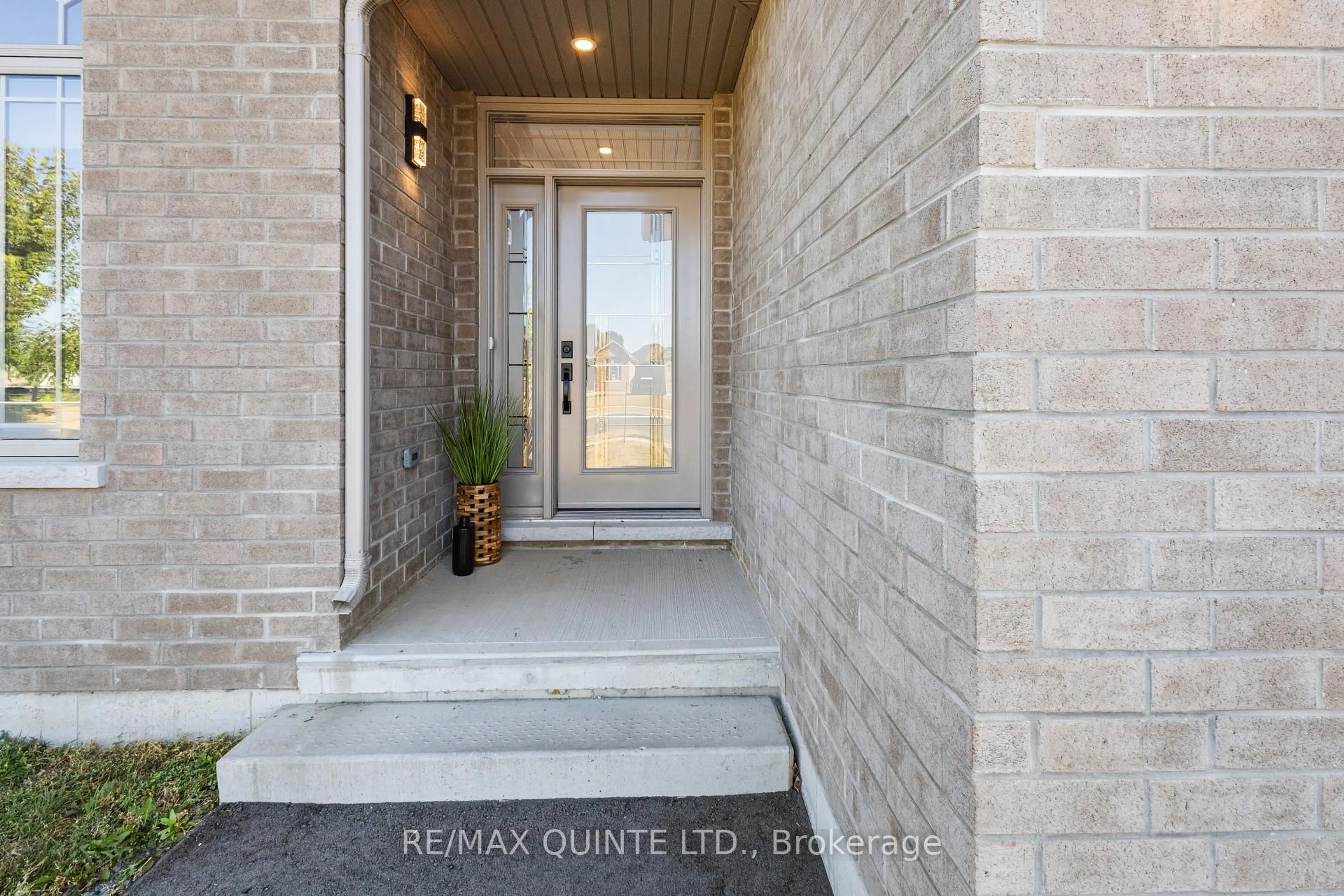 Indoor entryway for 186 Cherrywood Pkwy, Greater Napanee Ontario K7R 0E2