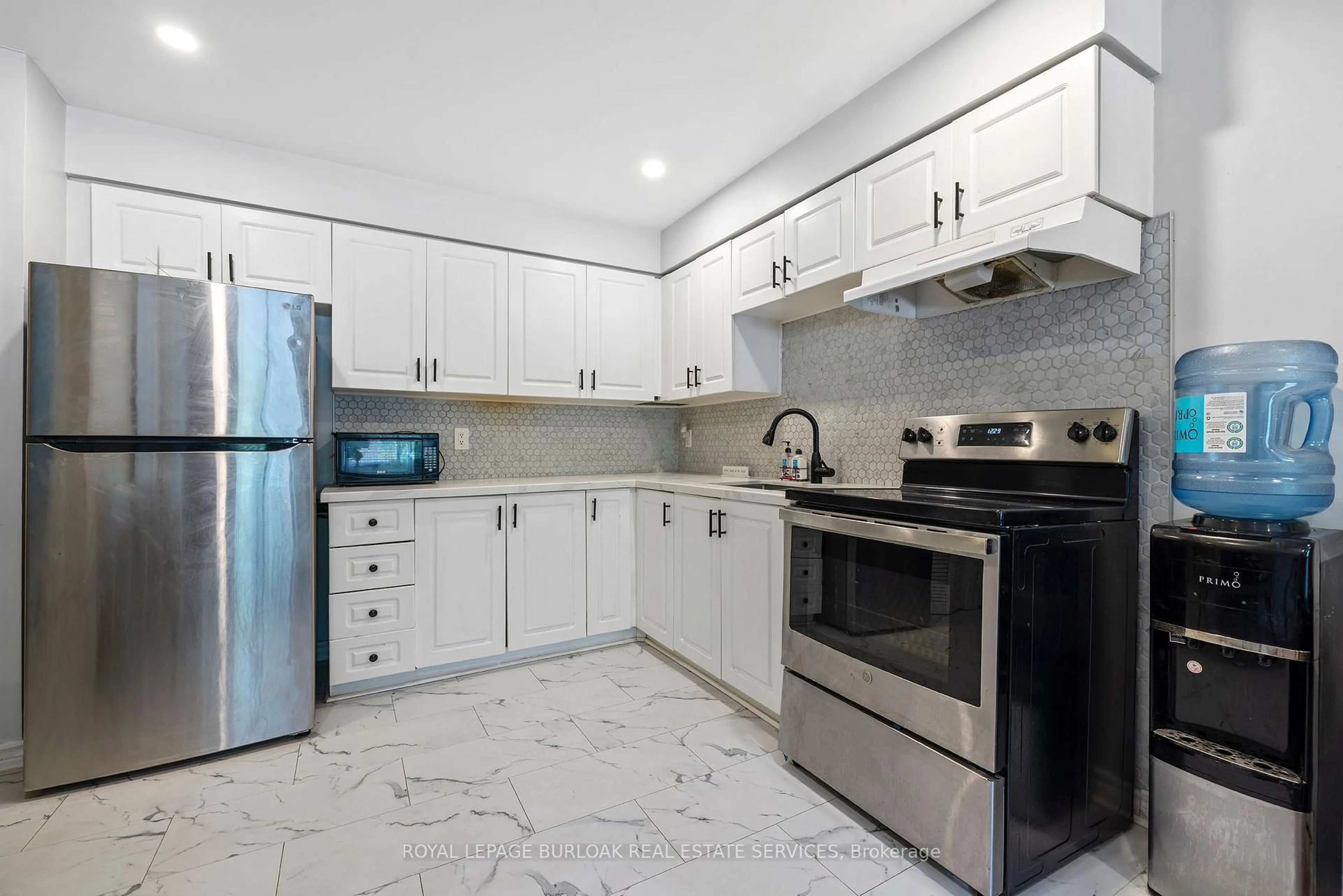 Standard kitchen, ceramic/tile floor for 28 Victoria Ave #104, Hamilton Ontario L8L 5E1