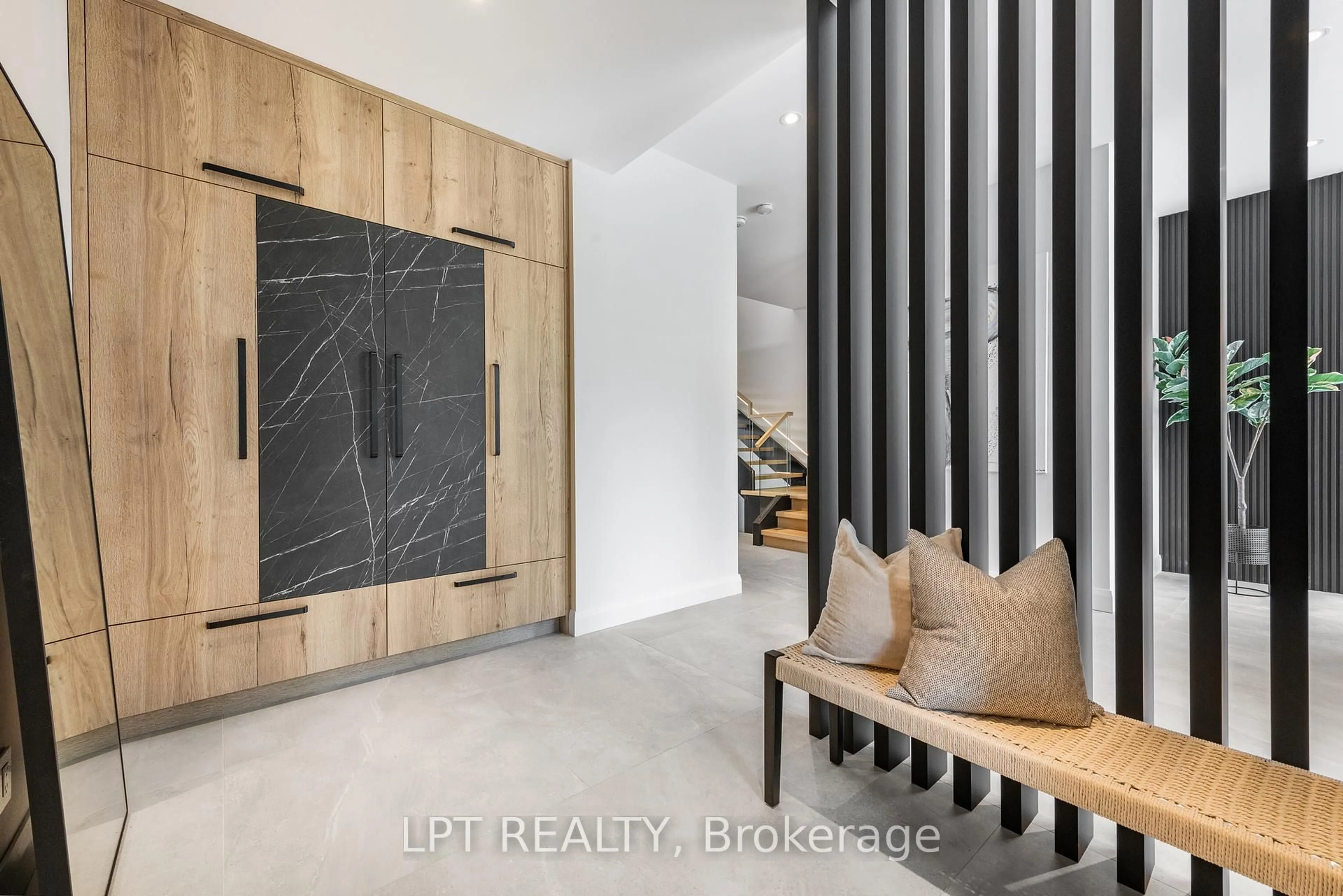 Indoor entryway for 322 Perrier Ave, Ottawa Ontario K1L 5C7