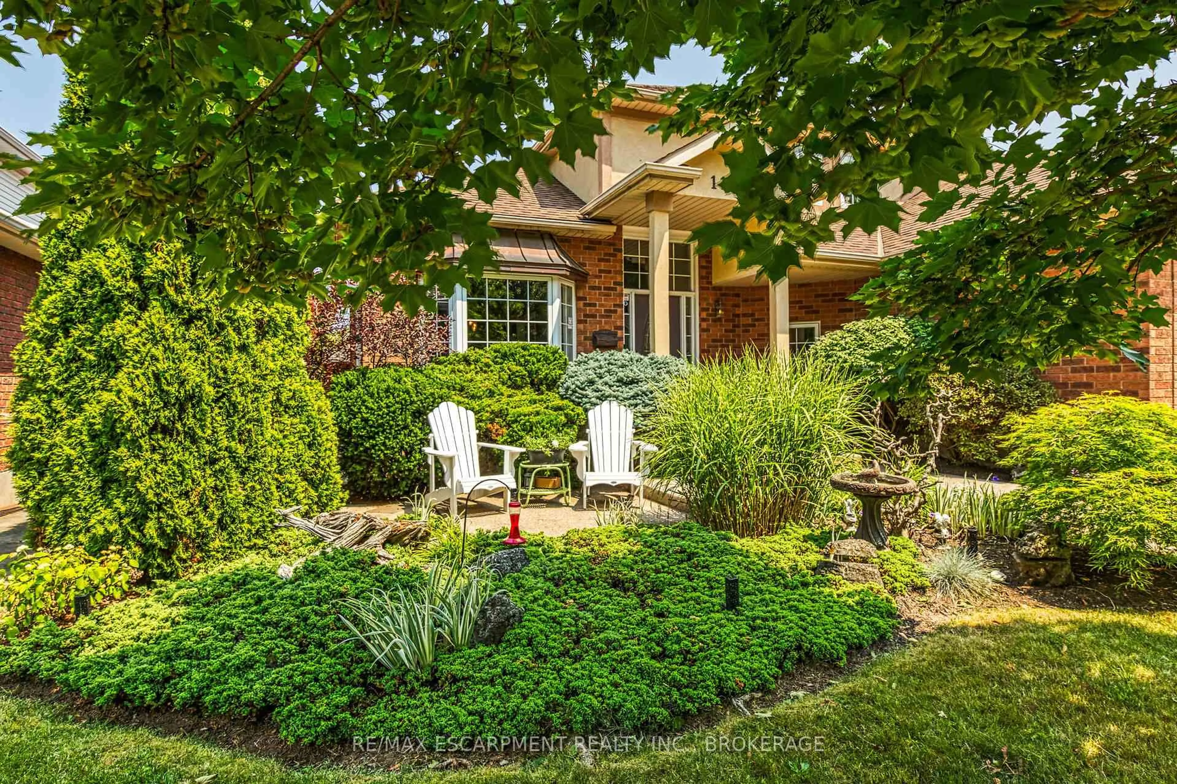 Patio, street for 119 Dorchester Dr, Grimsby Ontario L3M 5H5