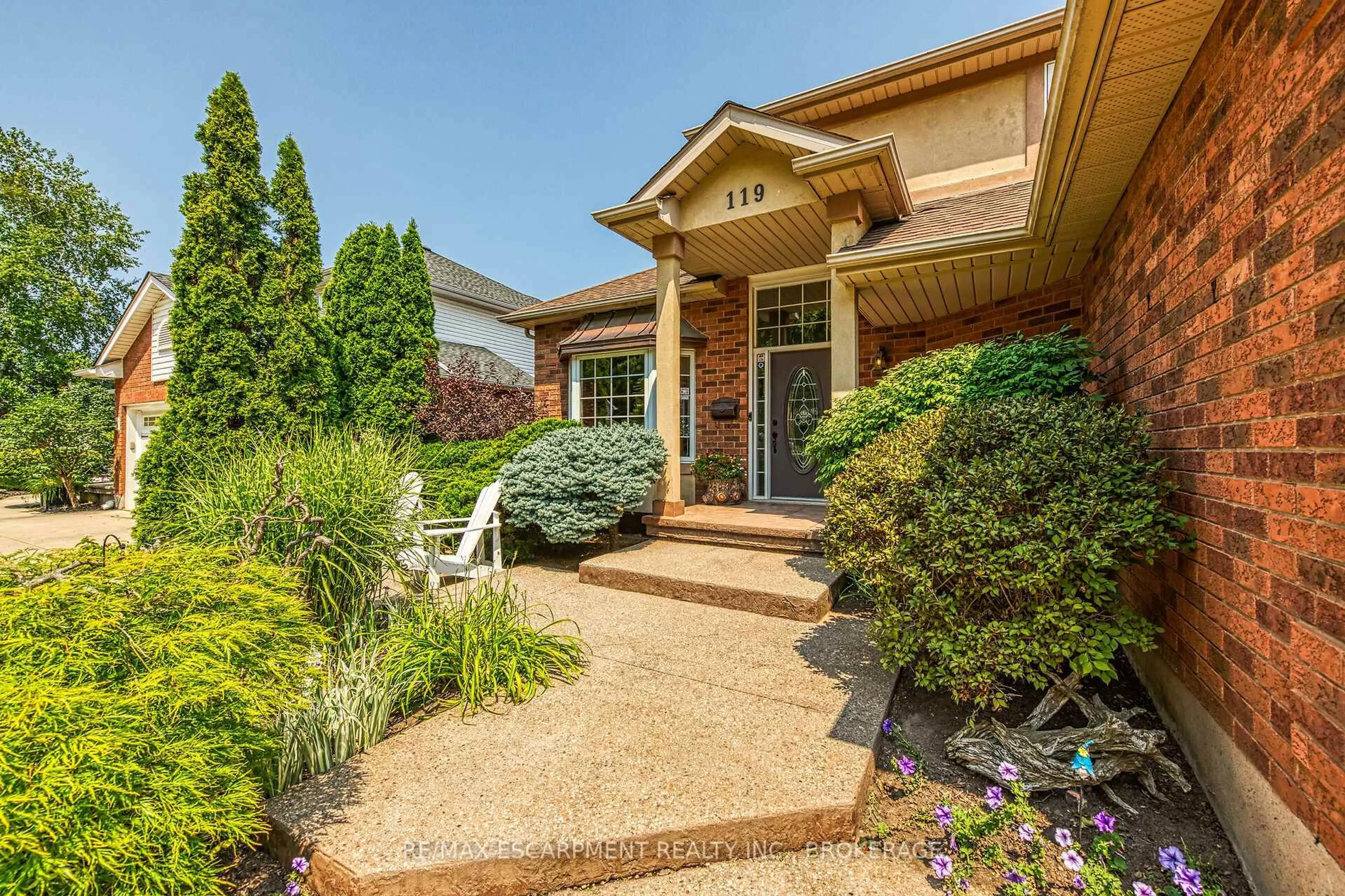 Home with brick exterior material, street for 119 Dorchester Dr, Grimsby Ontario L3M 5H5