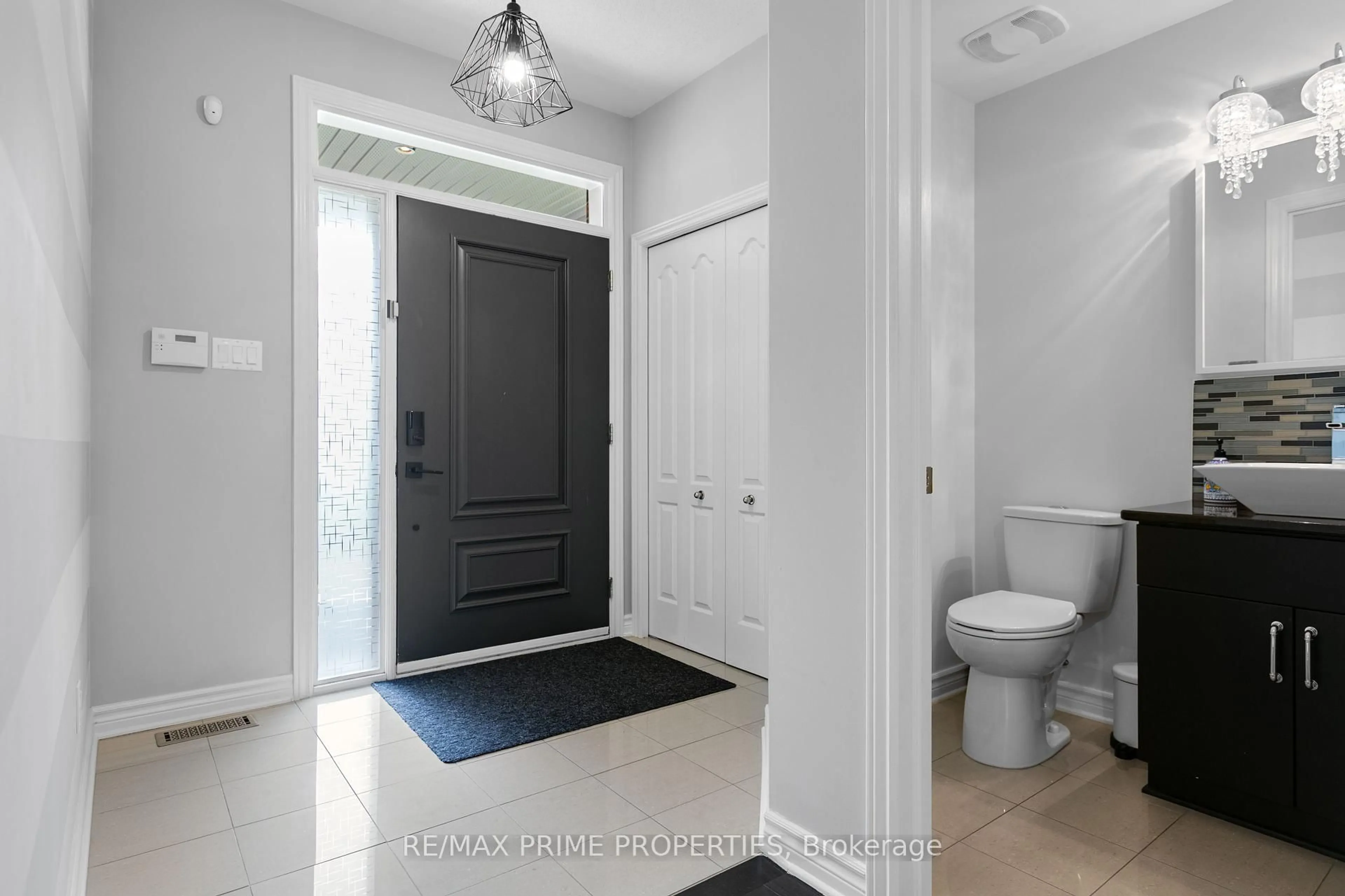 Indoor entryway for 526 Golden Sedge Way, Ottawa Ontario K1T 0G3