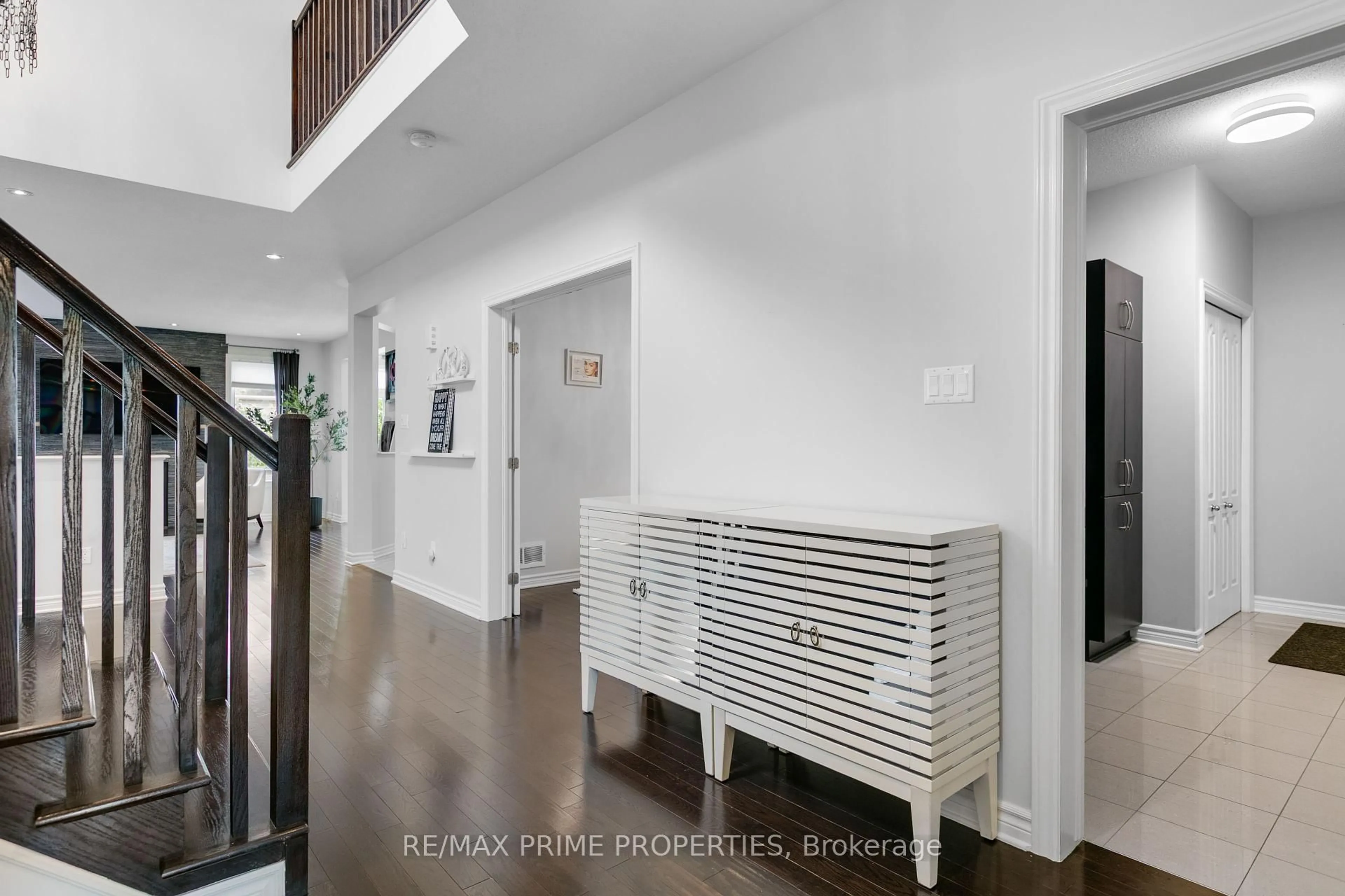Indoor entryway for 526 Golden Sedge Way, Ottawa Ontario K1T 0G3