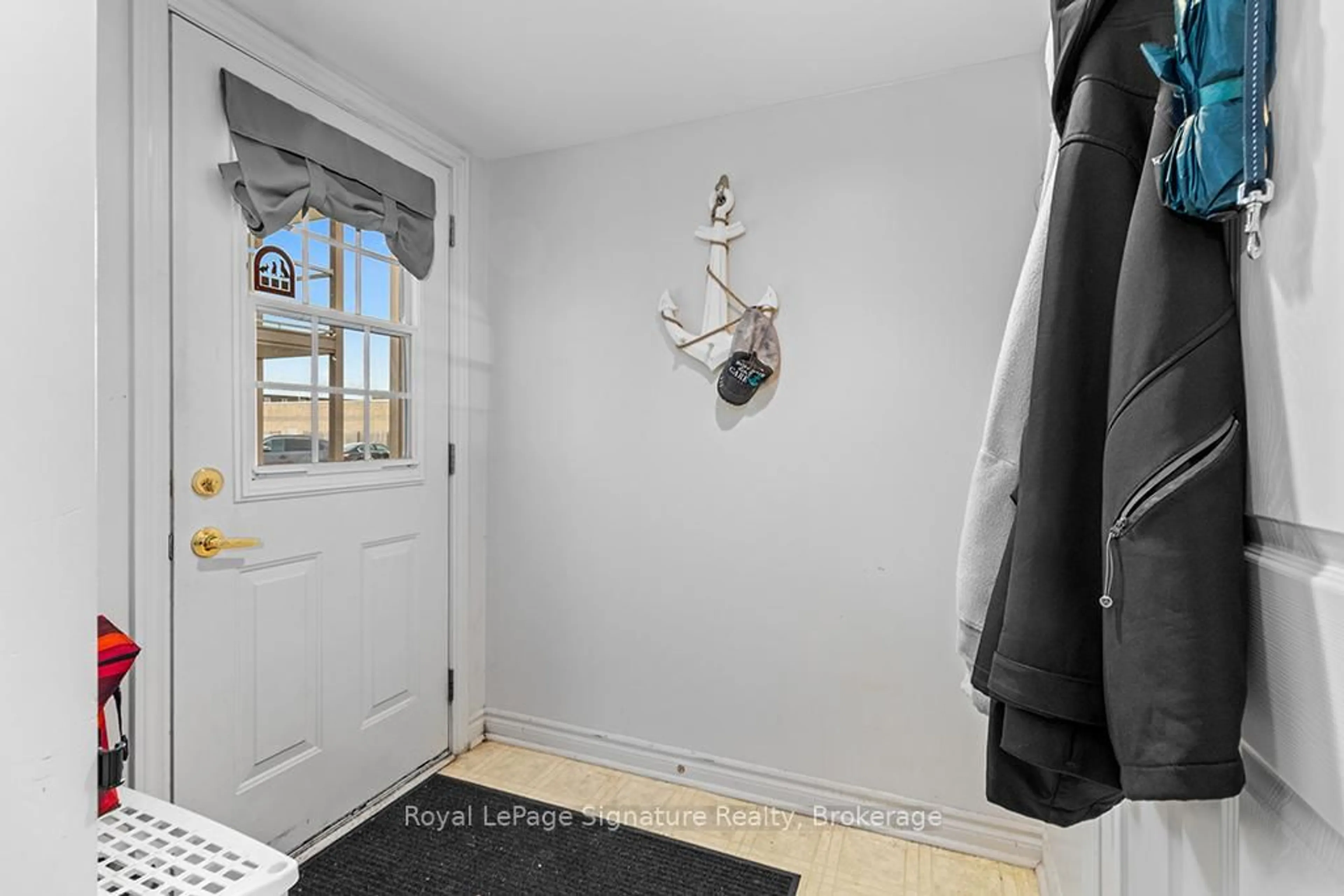Indoor entryway for 1550 12th Ave #106, Owen Sound Ontario N4K 6Z3