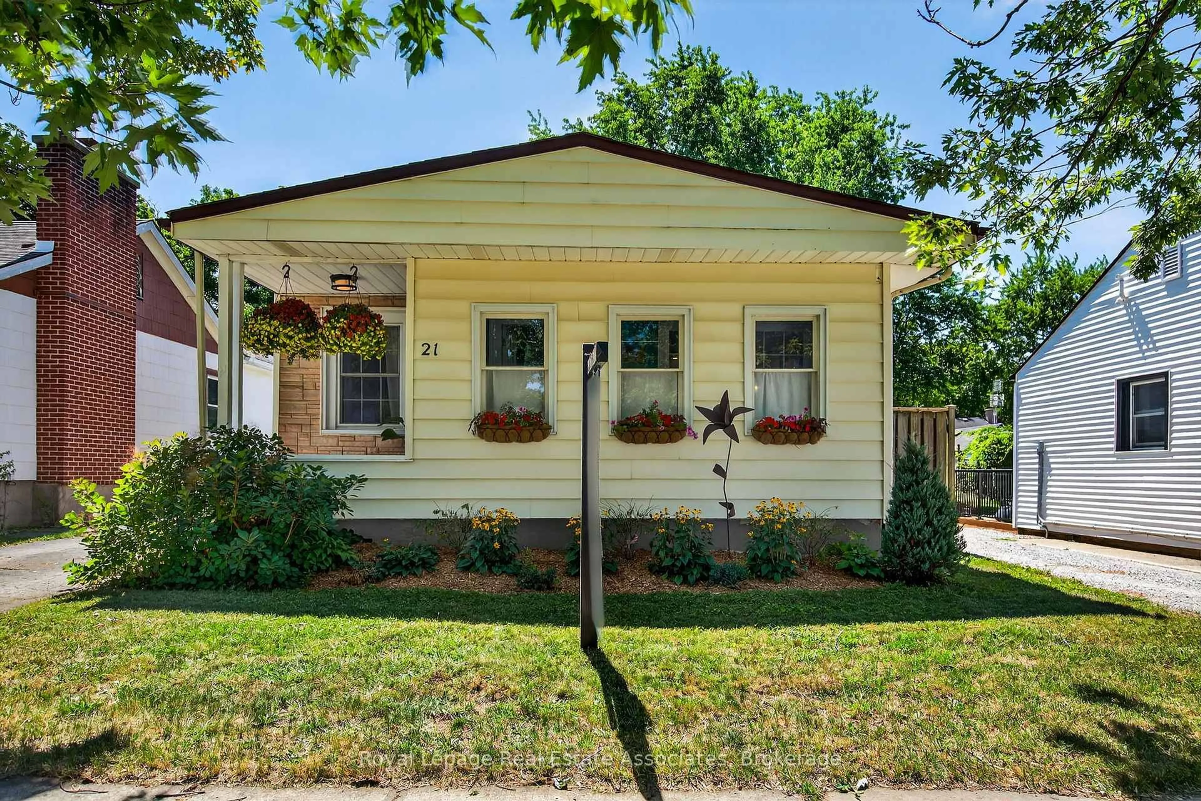 Home with vinyl exterior material, street for 21 Sandown St, St. Catharines Ontario L2N 1X9