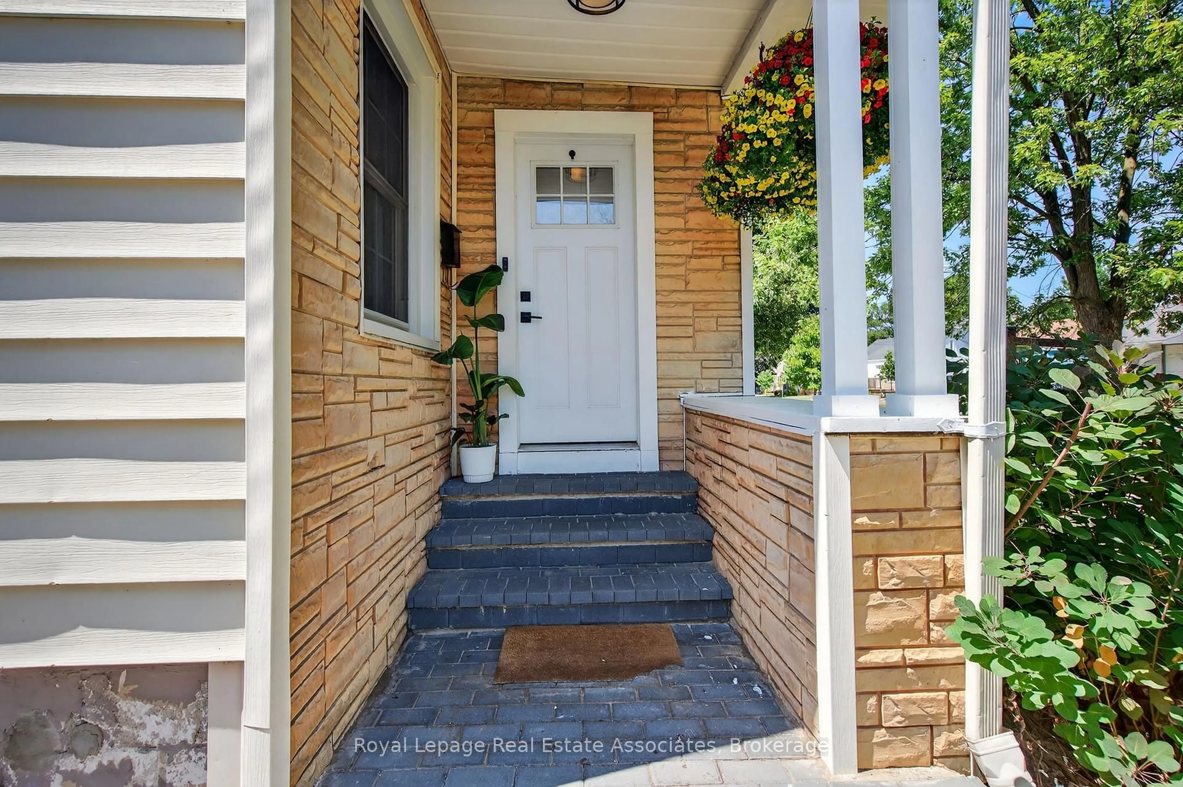 Indoor entryway for 21 Sandown St, St. Catharines Ontario L2N 1X9