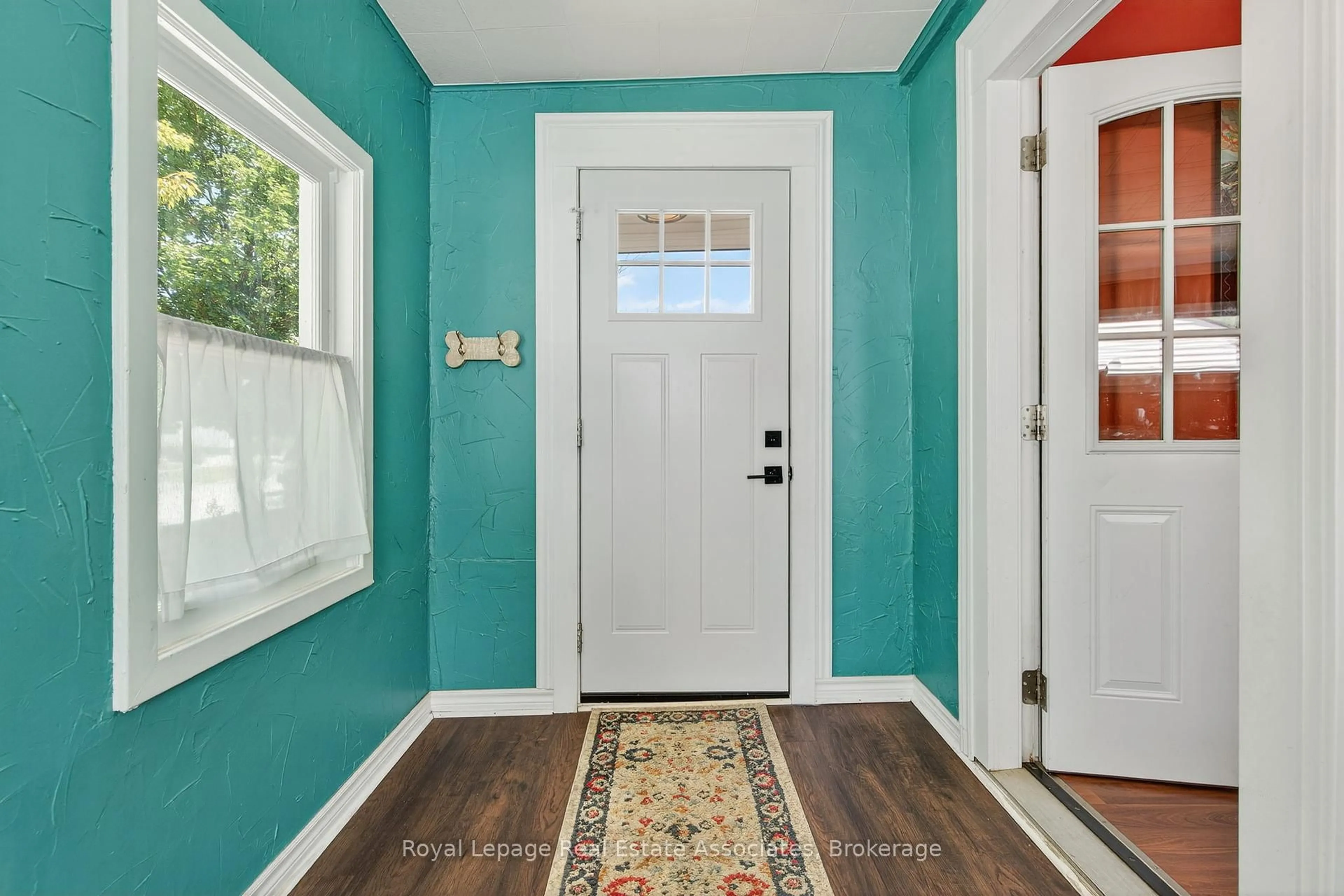 Indoor entryway for 21 Sandown St, St. Catharines Ontario L2N 1X9
