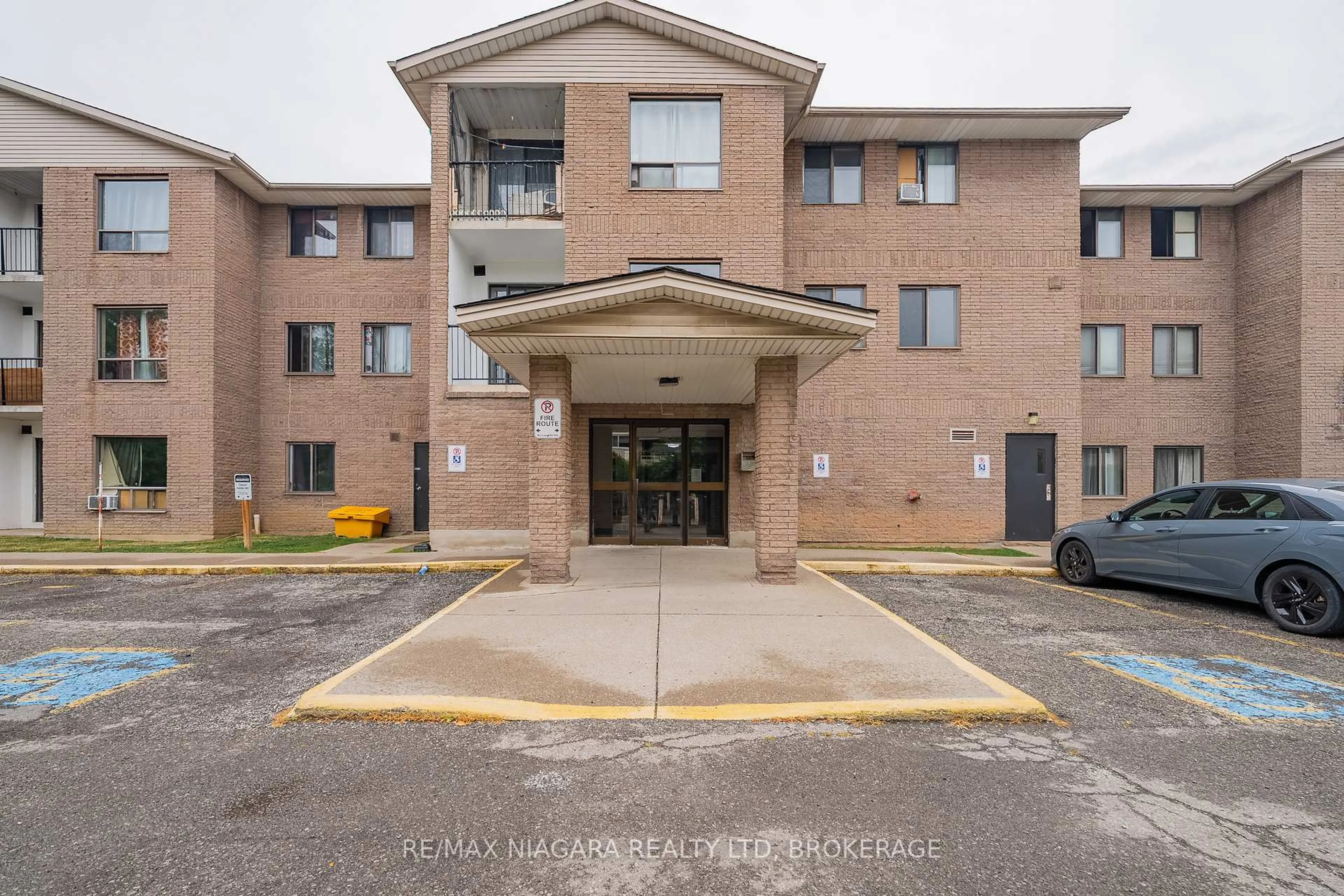 Indoor foyer for 37 Rykert St #316, St. Catharines Ontario L2S 3S5
