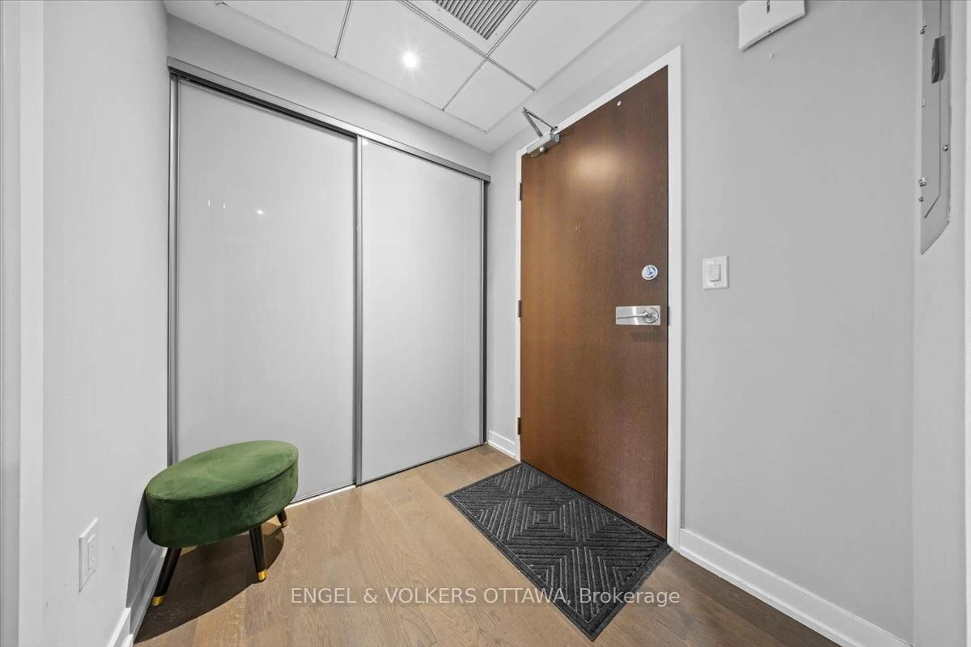 Indoor foyer for 199 Slater St #709, Ottawa Ontario K1P 0C8