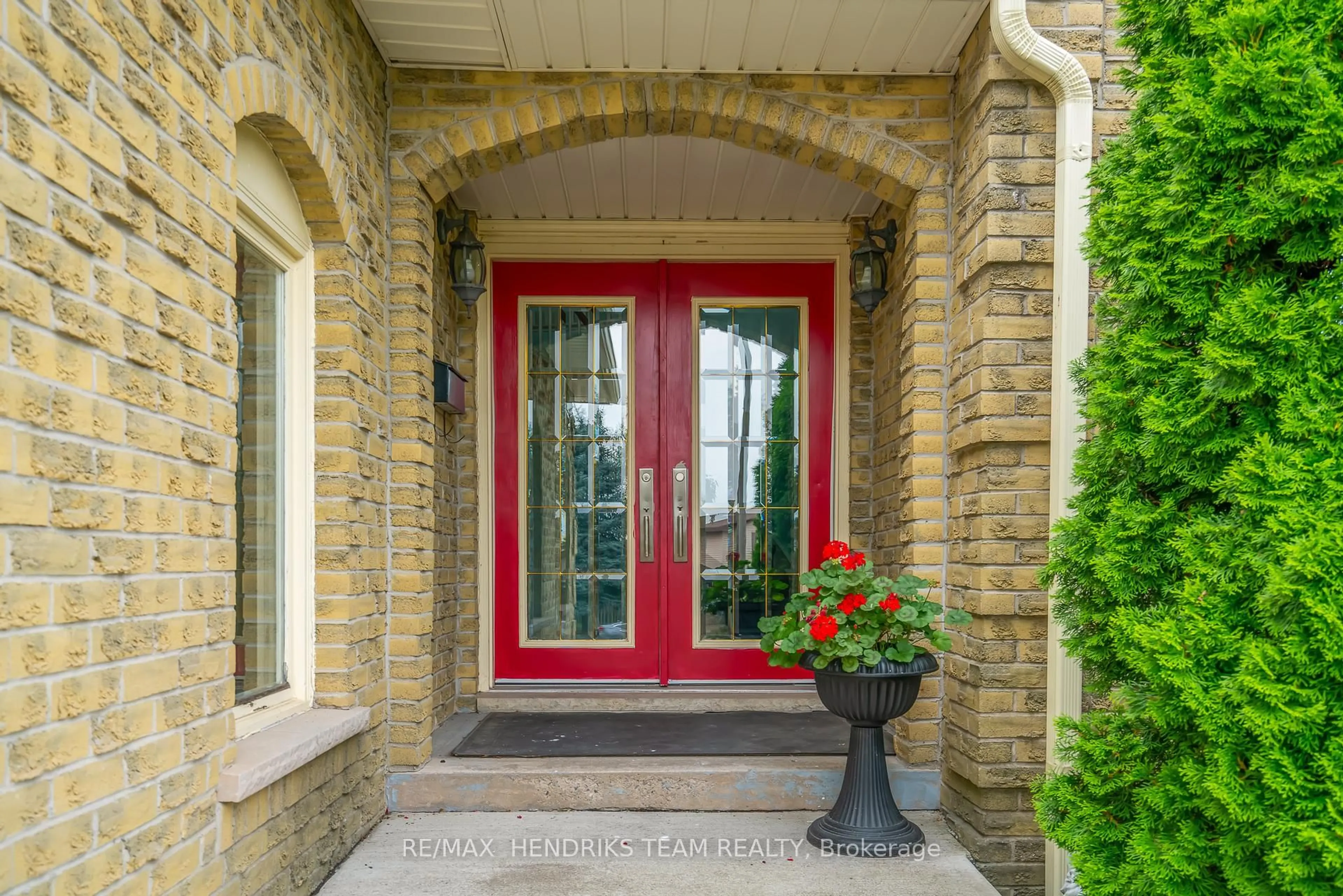 Indoor entryway for 8 Sunhaven Crt, Hamilton Ontario L8G 4G7