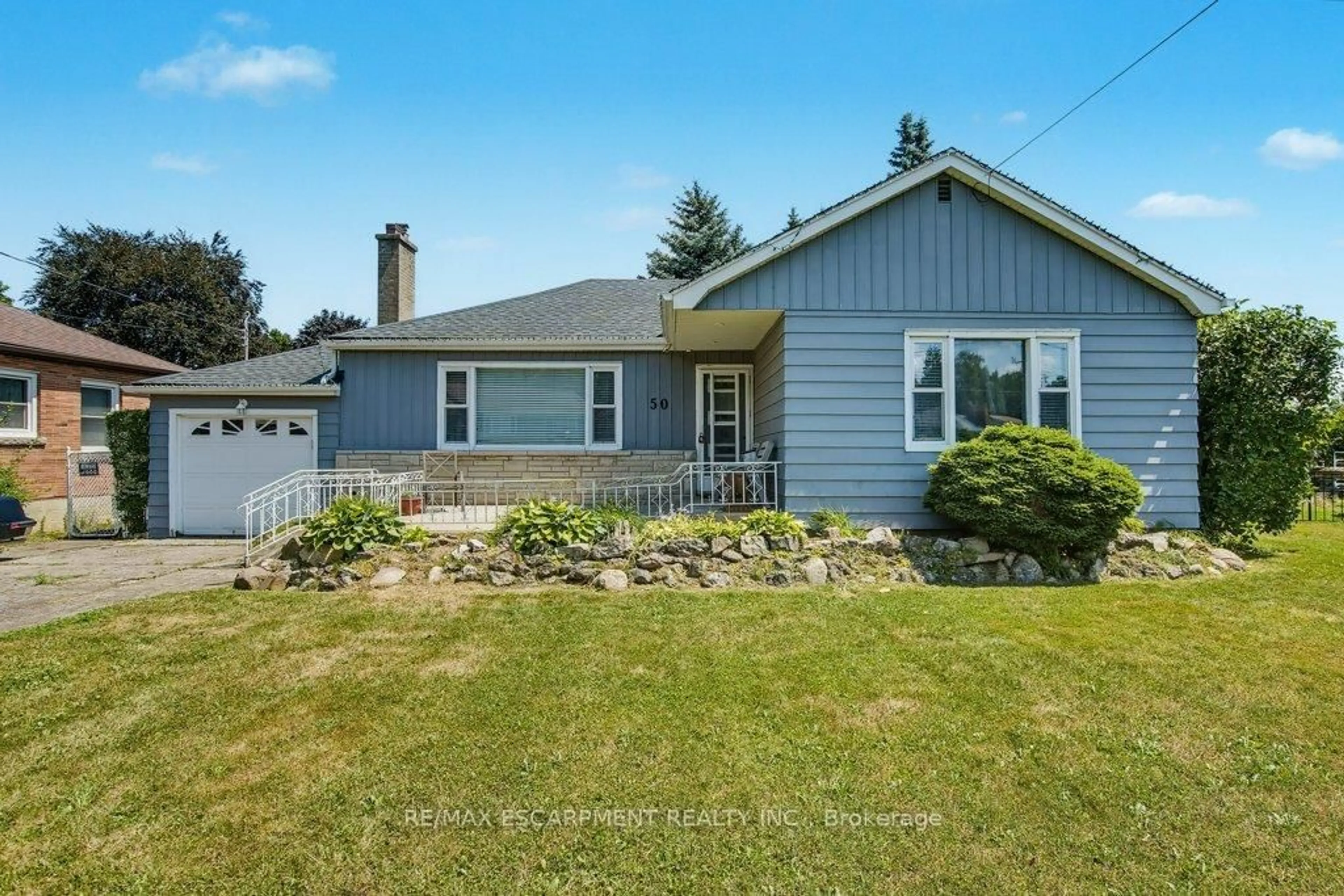 Home with vinyl exterior material, street for 50 Mountain Ave, Hamilton Ontario L8G 2K8