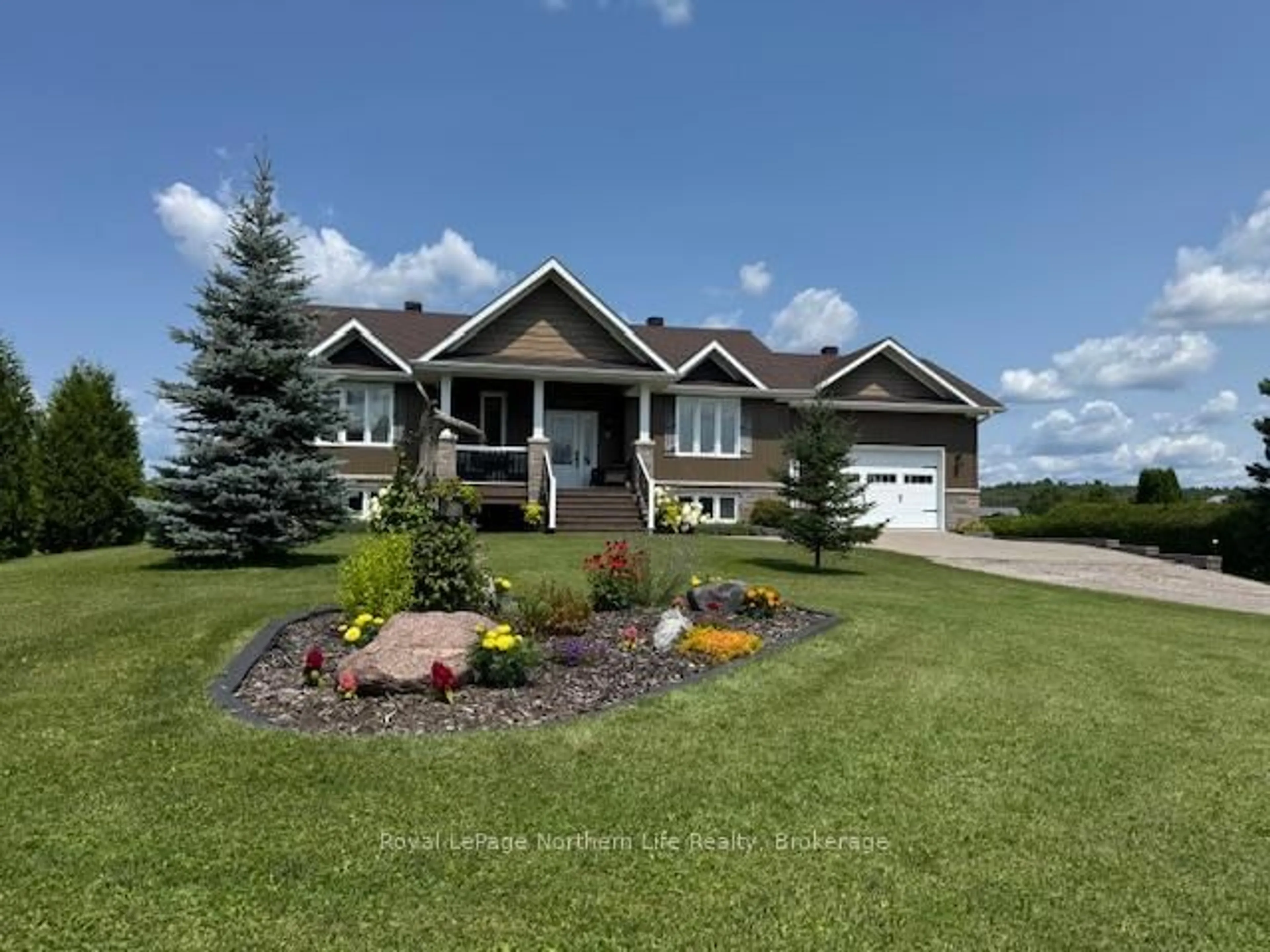 Home with vinyl exterior material, unknown for 933 Betty Rd, West Nipissing Ontario P0H 2M0
