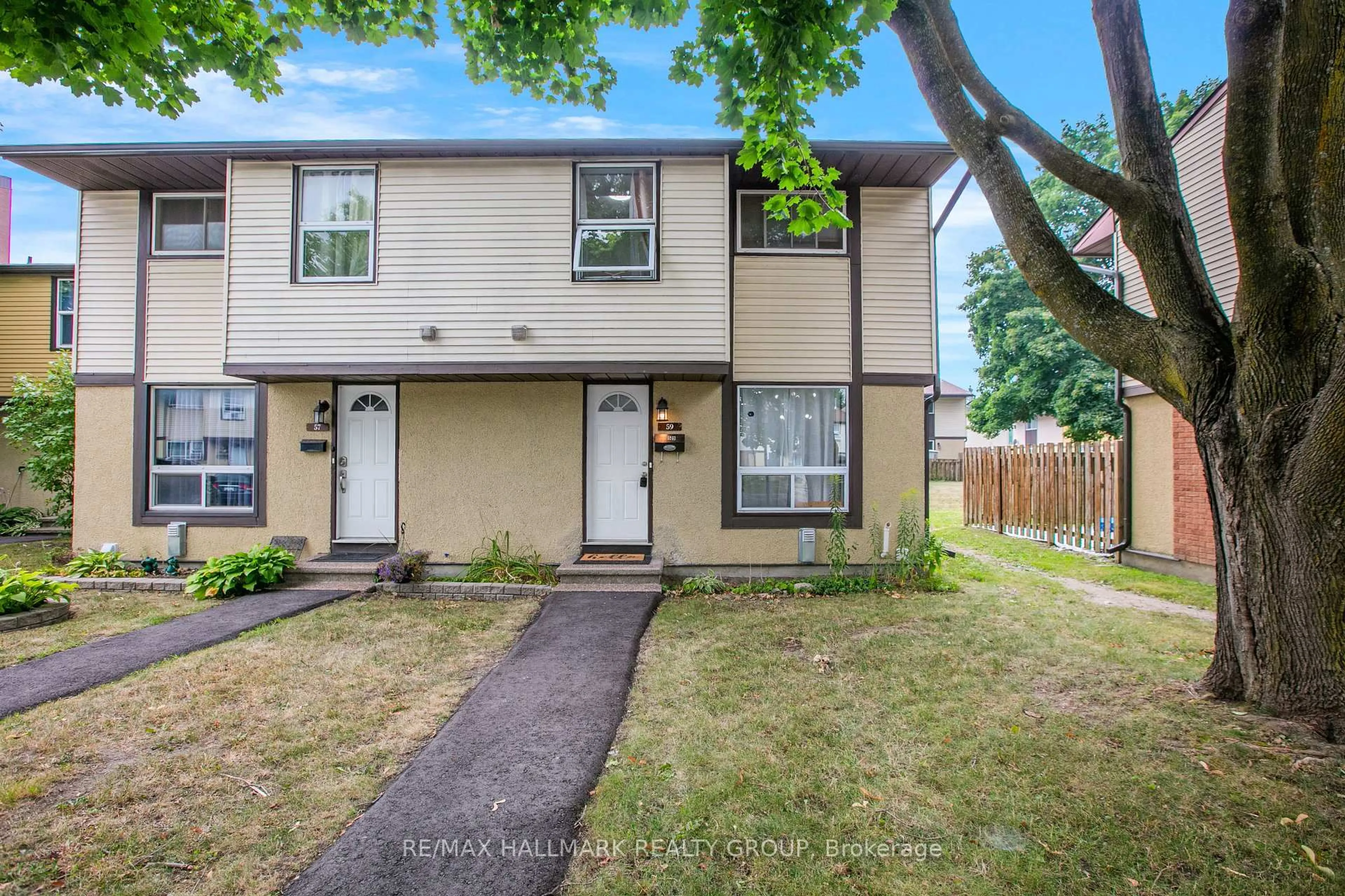 Home with vinyl exterior material, street for 2570 Southvale Cres #59, Ottawa Ontario K1B 5B6