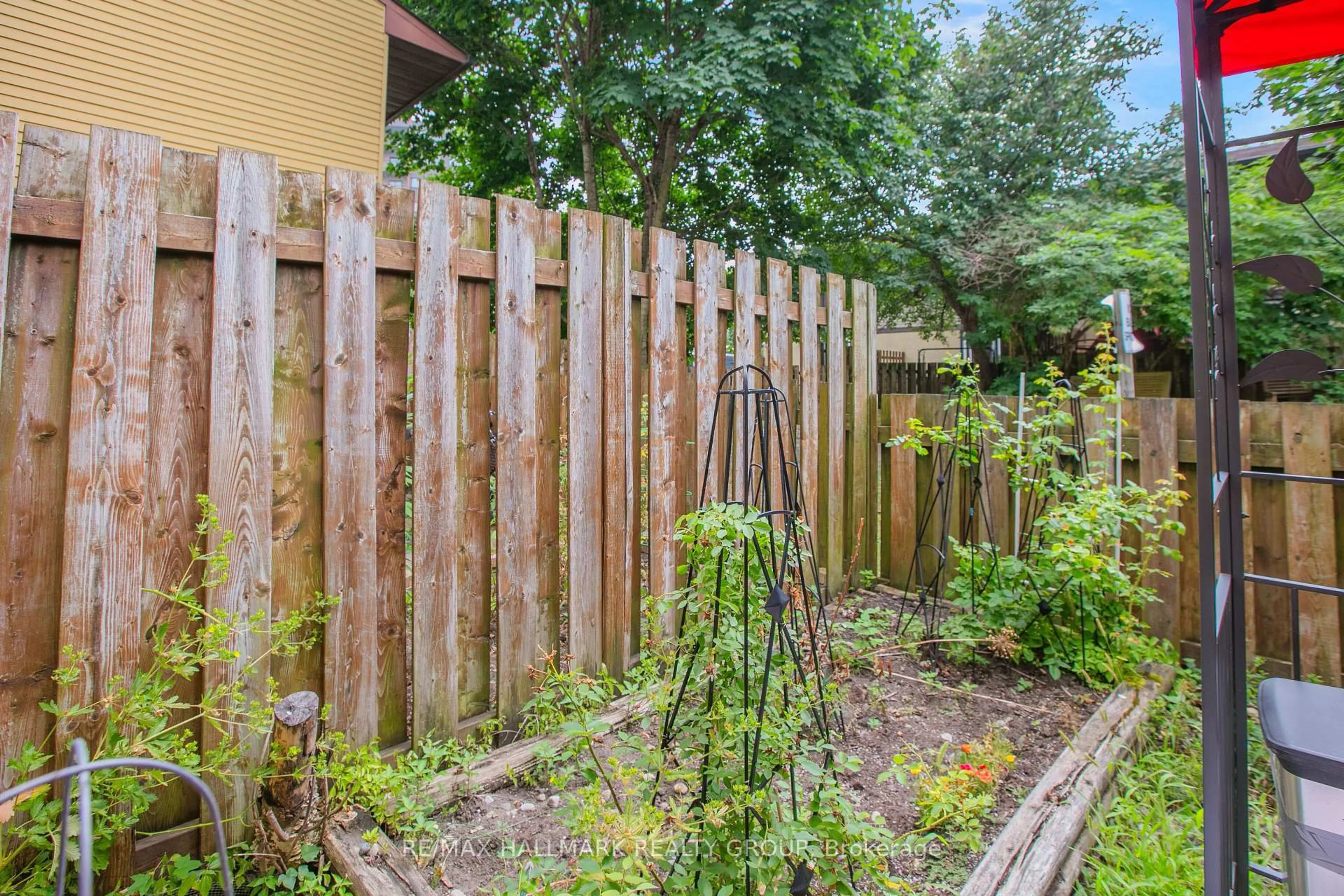 Patio, street for 2570 Southvale Cres #59, Ottawa Ontario K1B 5B6