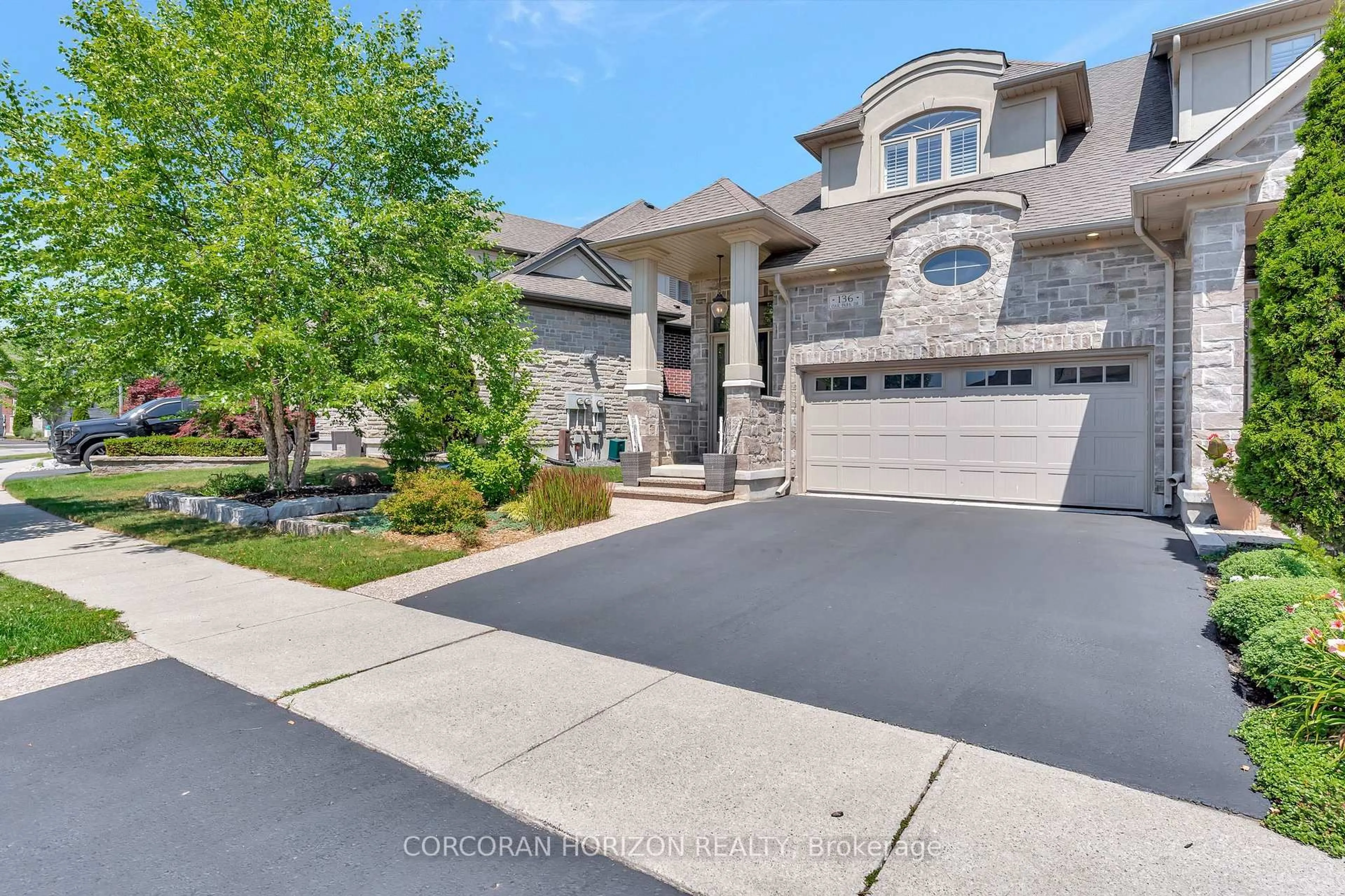 A pic from outside/outdoor area/front of a property/back of a property/a pic from drone, street for 136 Oak Park Dr, Waterloo Ontario N2K 0B3