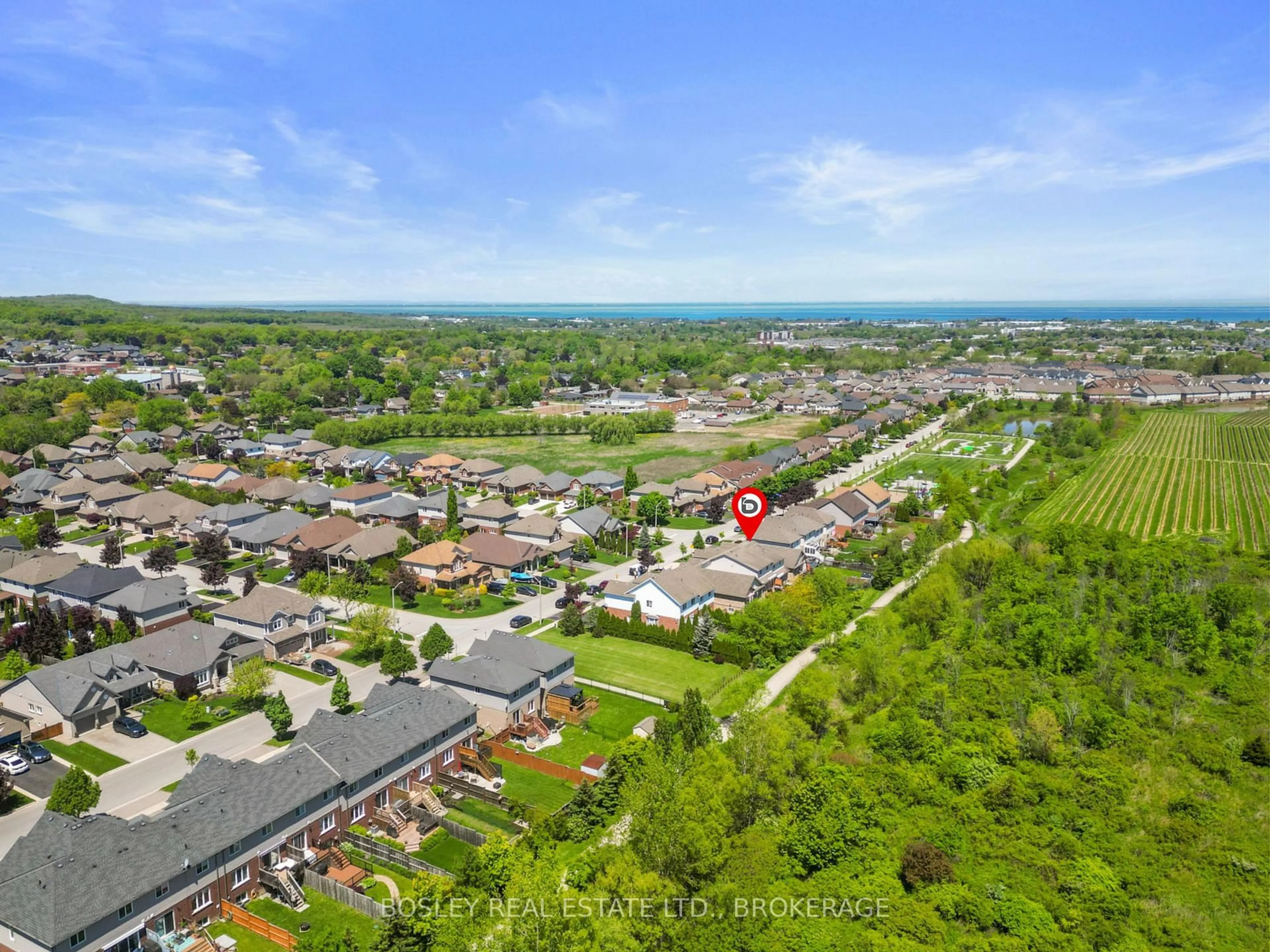 A pic from outside/outdoor area/front of a property/back of a property/a pic from drone, mountain view for 4059 Ashby Dr, Lincoln Ontario L0R 1B9