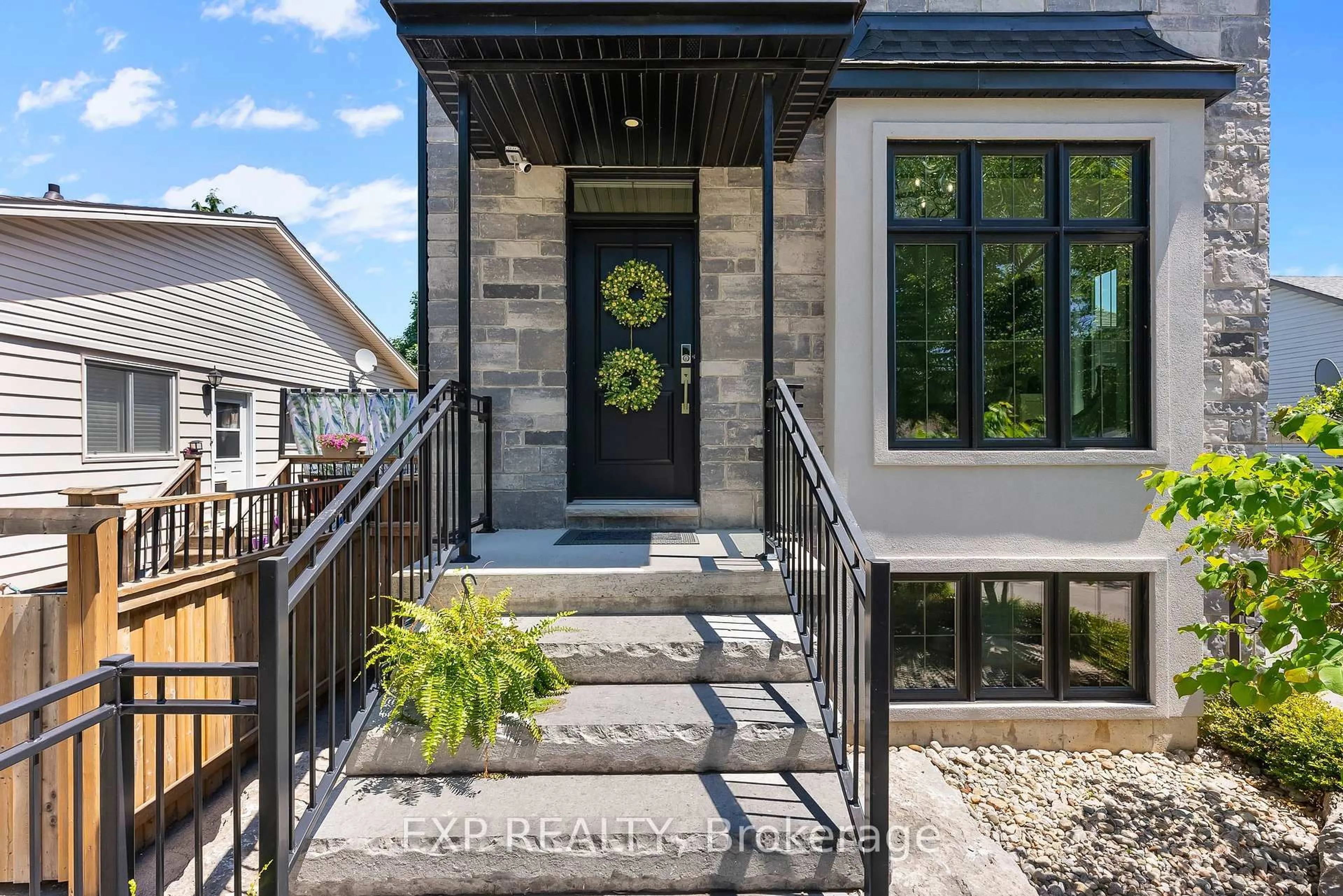 Indoor entryway for 8 Stanmary Dr, St. Catharines Ontario L2N 5T4