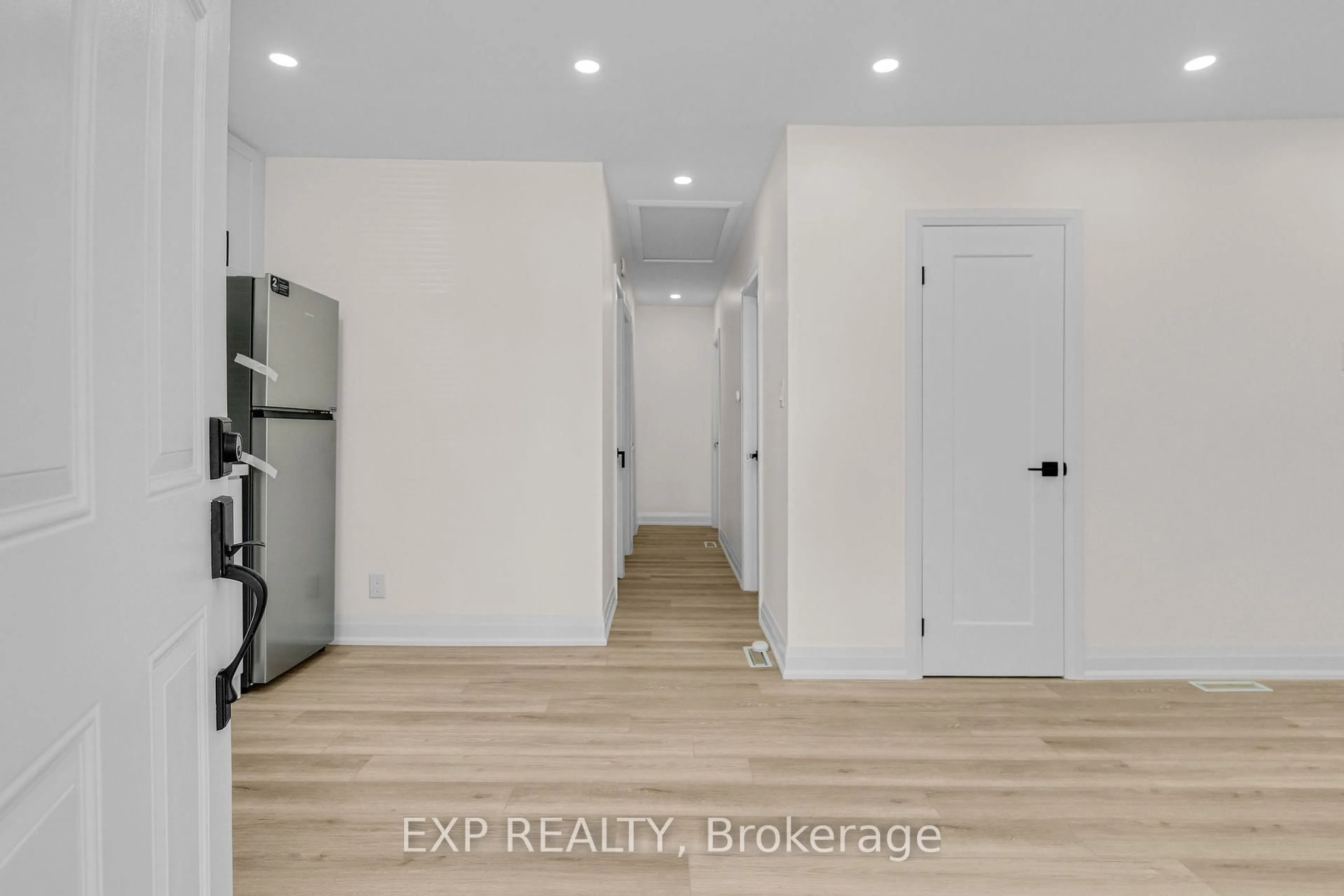 A pic of a room for 182 Beach Rd, Hamilton Ontario L8L 4A7