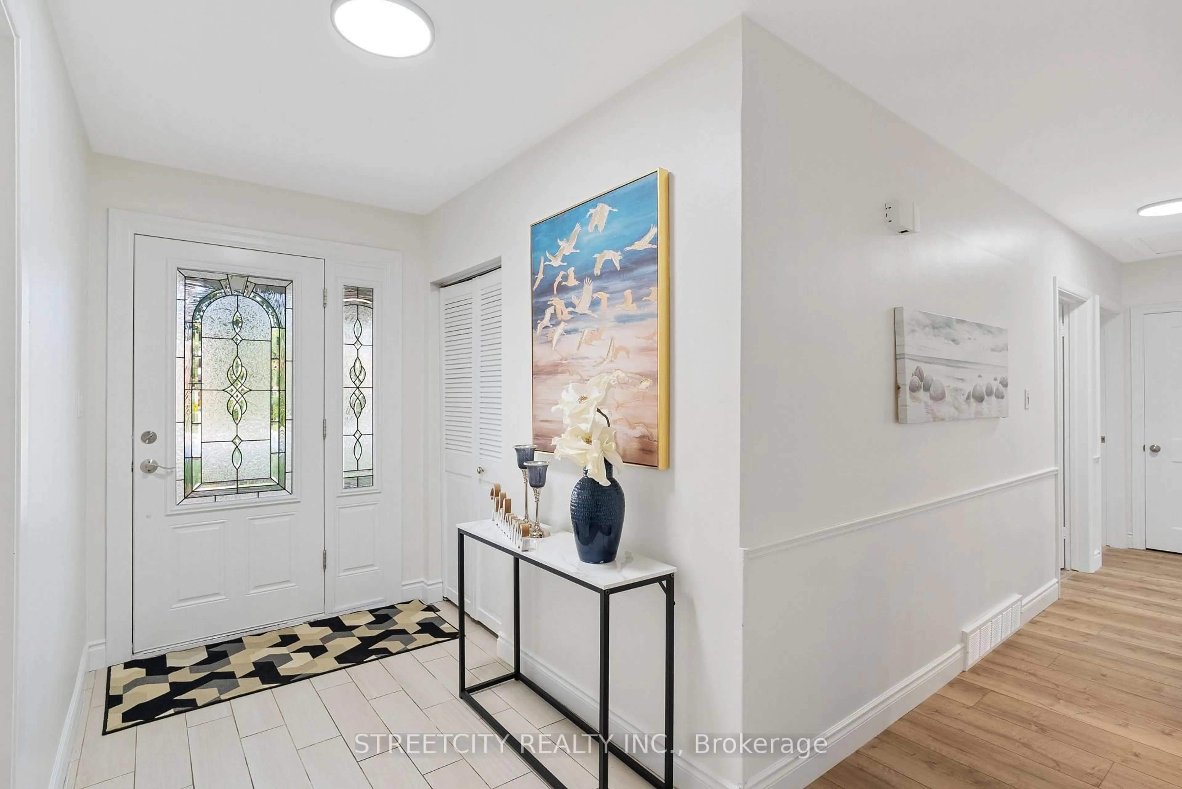 Indoor entryway for 53 Wychwood Pkwy, London North Ontario N6G 1R4