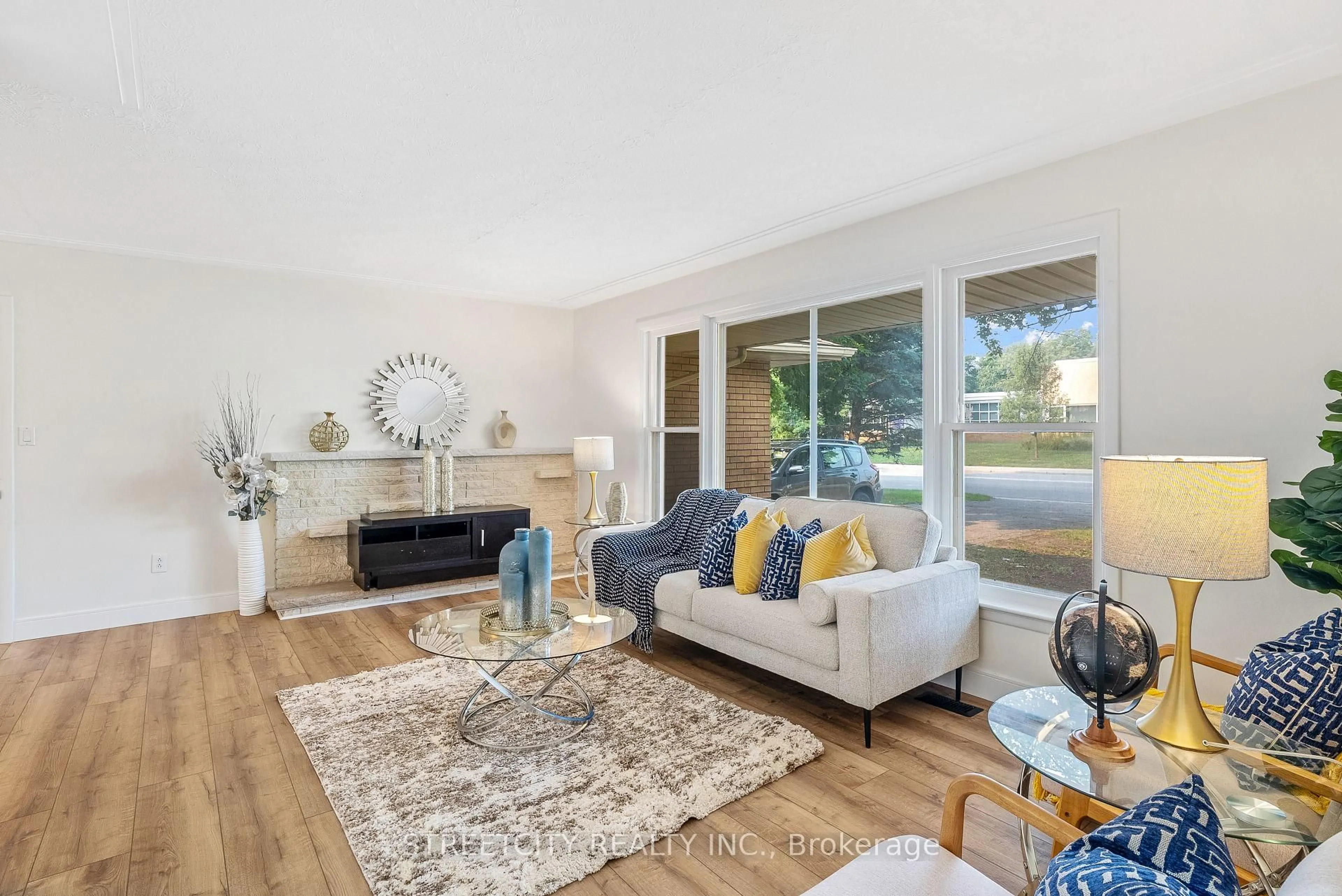Living room with furniture, unknown for 53 Wychwood Pkwy, London North Ontario N6G 1R4